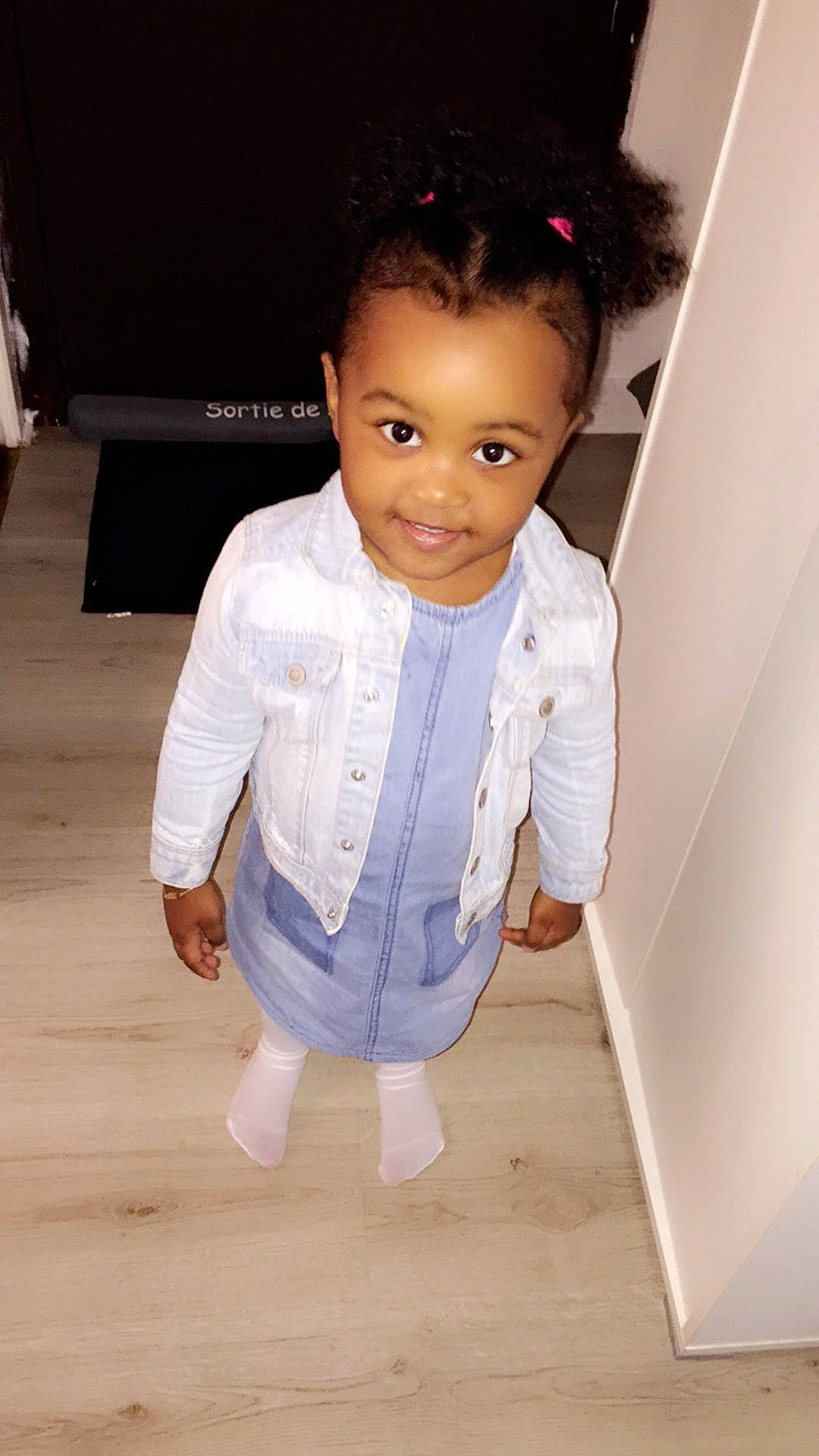 Layna a rejoint le concours — aidez-le/la à gagner de superbes lots ! boy, child, child_model, flooring, fun, girl, infant, joy, leg, person, product, sitting, skin, smile, standing, toddler, white