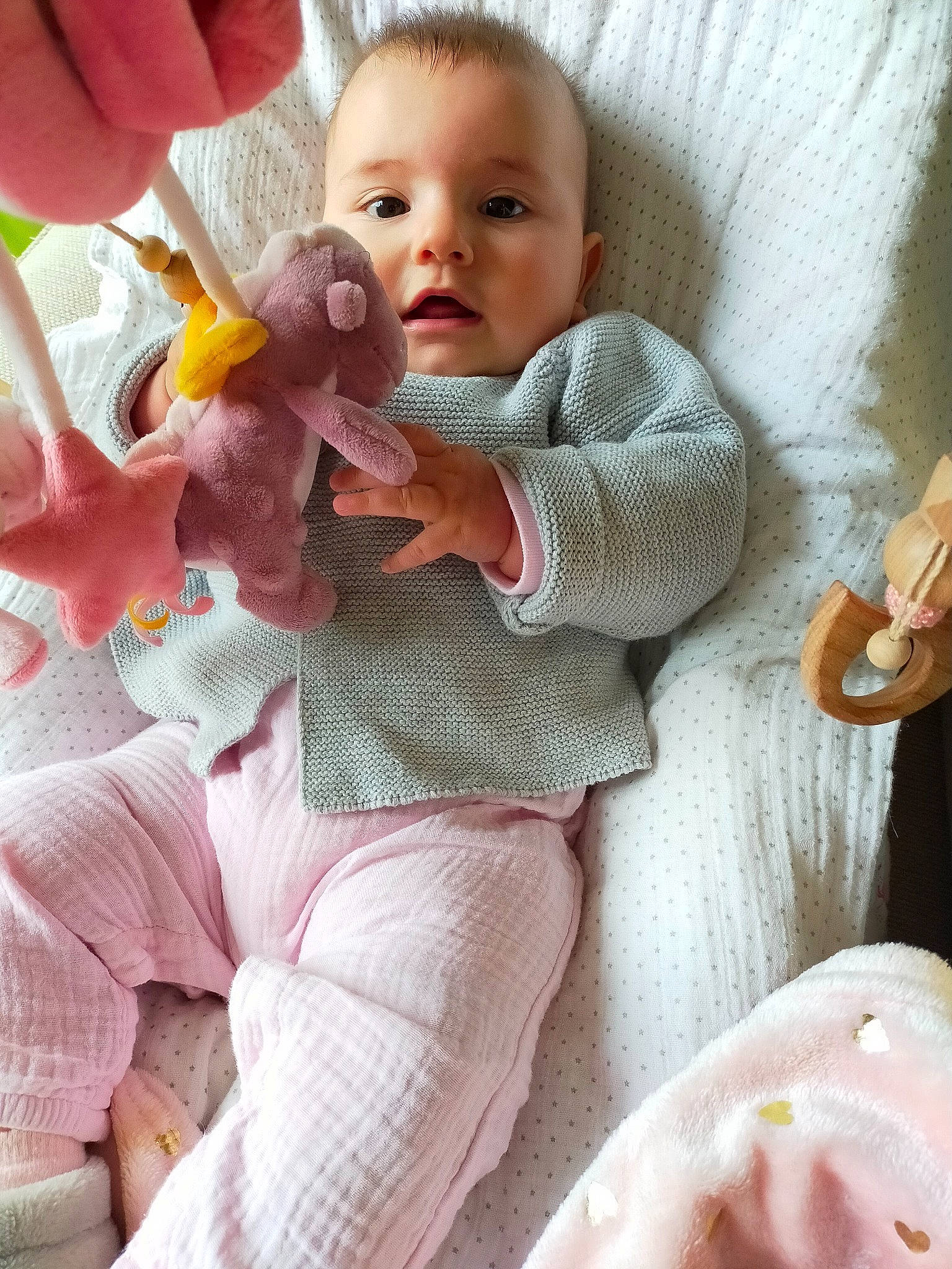 Ochréa participe au concours pour gagner de l'argent avec cette photo : baby, cheek, comfort, eye, face, facial_expression, gesture, hand, head, human_body, iris, joint, leg, mammal, mouth, nose, person, pink, product, skin