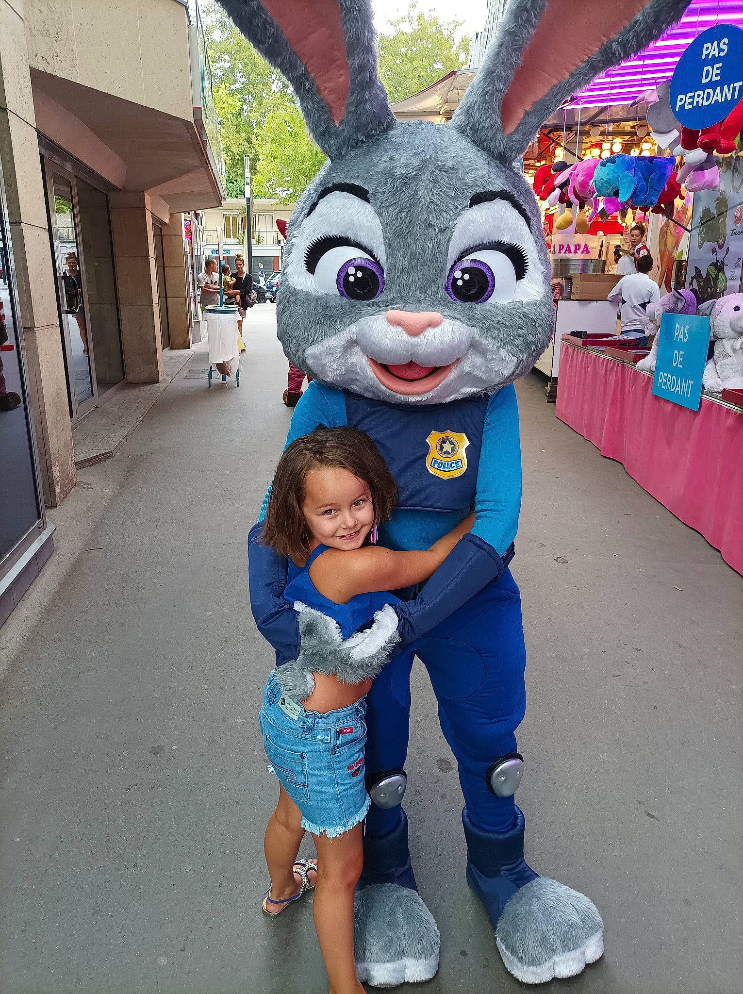 Chloé a rejoint le concours — aidez-le/la à gagner de superbes lots ! child, costume, door, event, fun, fur, green, happy, joy, leisure, person, photograph, rabbit, rabbits_and_hares, recreation, sandal, snapshot, toddler, tourism, travel