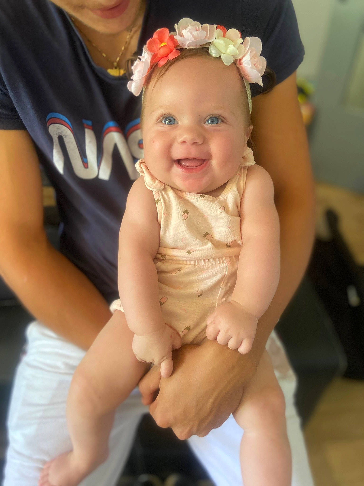 Kataleya participe au concours pour gagner de l'argent avec cette photo : arm, baby, baby_toddler_clothing, child, eye, face, finger, flower, gesture, happy, head, iris, joy, knee, person, pink, skin, smile, thigh, thumb