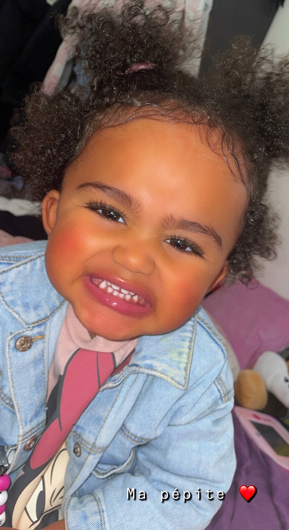 Kyra a rejoint le concours — aidez-le/la à gagner de superbes lots ! cheek, chin, clothing, cool, ear, eye, eyebrow, forehead, gesture, hair, happy, head, iris, joy, lip, mouth, nose, organ, person, skin