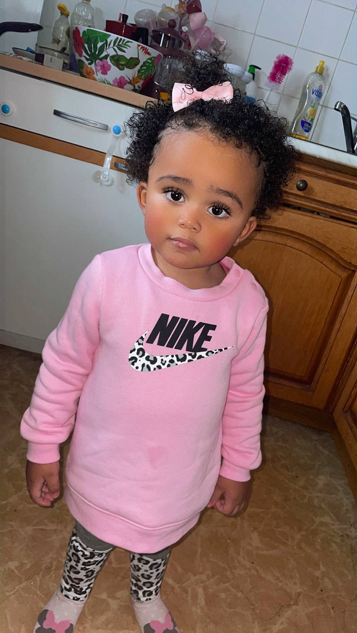 Kyra a rejoint le concours — aidez-le/la à gagner de superbes lots ! baby_toddler_clothing, black_hair, cabinetry, cheek, child, cool, eyelash, fashion_accessory, fun, hair, happy, head, magenta, neck, person, pink, purple, skin, sleeve, t_shirt