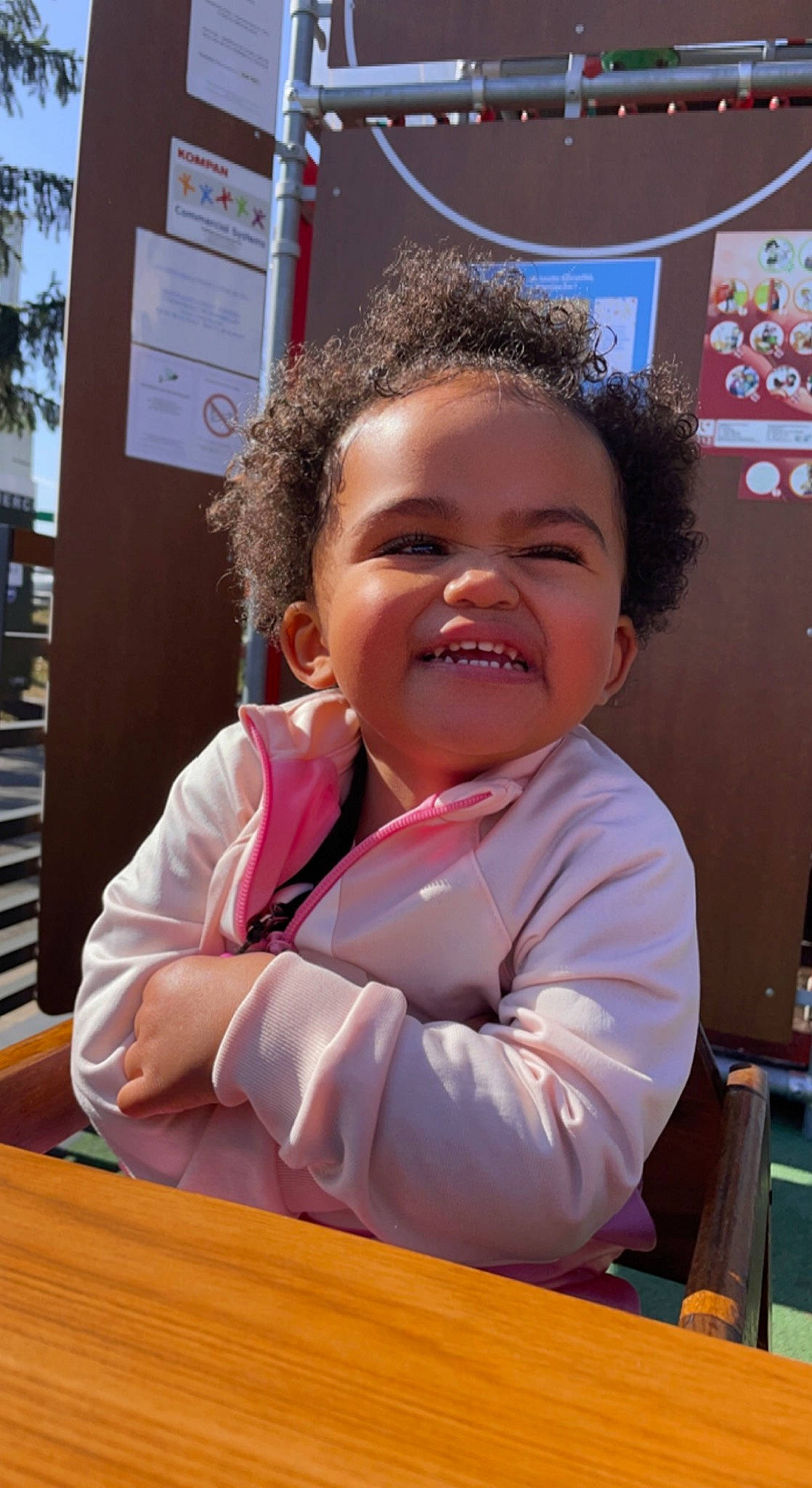 Kyra a rejoint le concours — aidez-le/la à gagner de superbes lots ! baby_toddler_clothing, chair, cheek, child, chin, event, facial_expression, fun, happy, joy, leisure, nose, person, sitting, skin, smile, t_shirt, table, toddler, tree