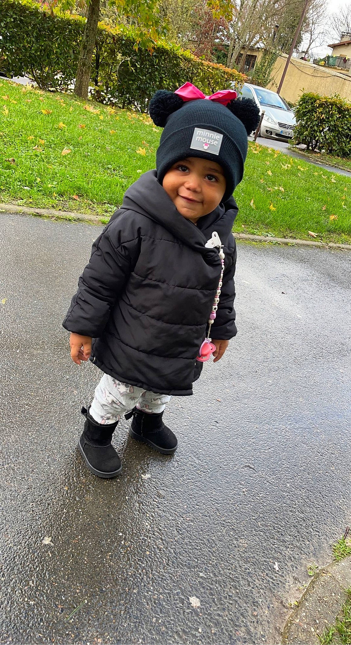 Kyra a rejoint le concours — aidez-le/la à gagner de superbes lots ! asphalt, baby, baby_toddler_clothing, cap, child, face, fun, grass, hat, headgear, headwear, jacket, joy, person, plant, recreation, road_surface, sleeve, smile, toddler