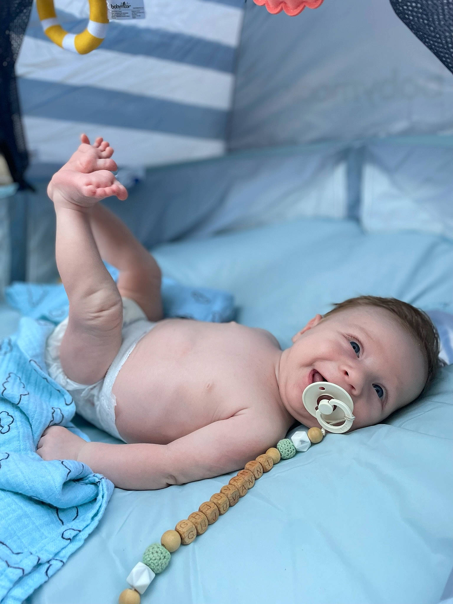 Ghjuvanni a rejoint le concours — aidez-le/la à gagner de superbes lots ! abdomen, baby, barefoot, comfort, event, finger, foot, fun, human_leg, jewellery, knee, leg, leisure, mouth, muscle, navel, person, sitting, skin, thigh