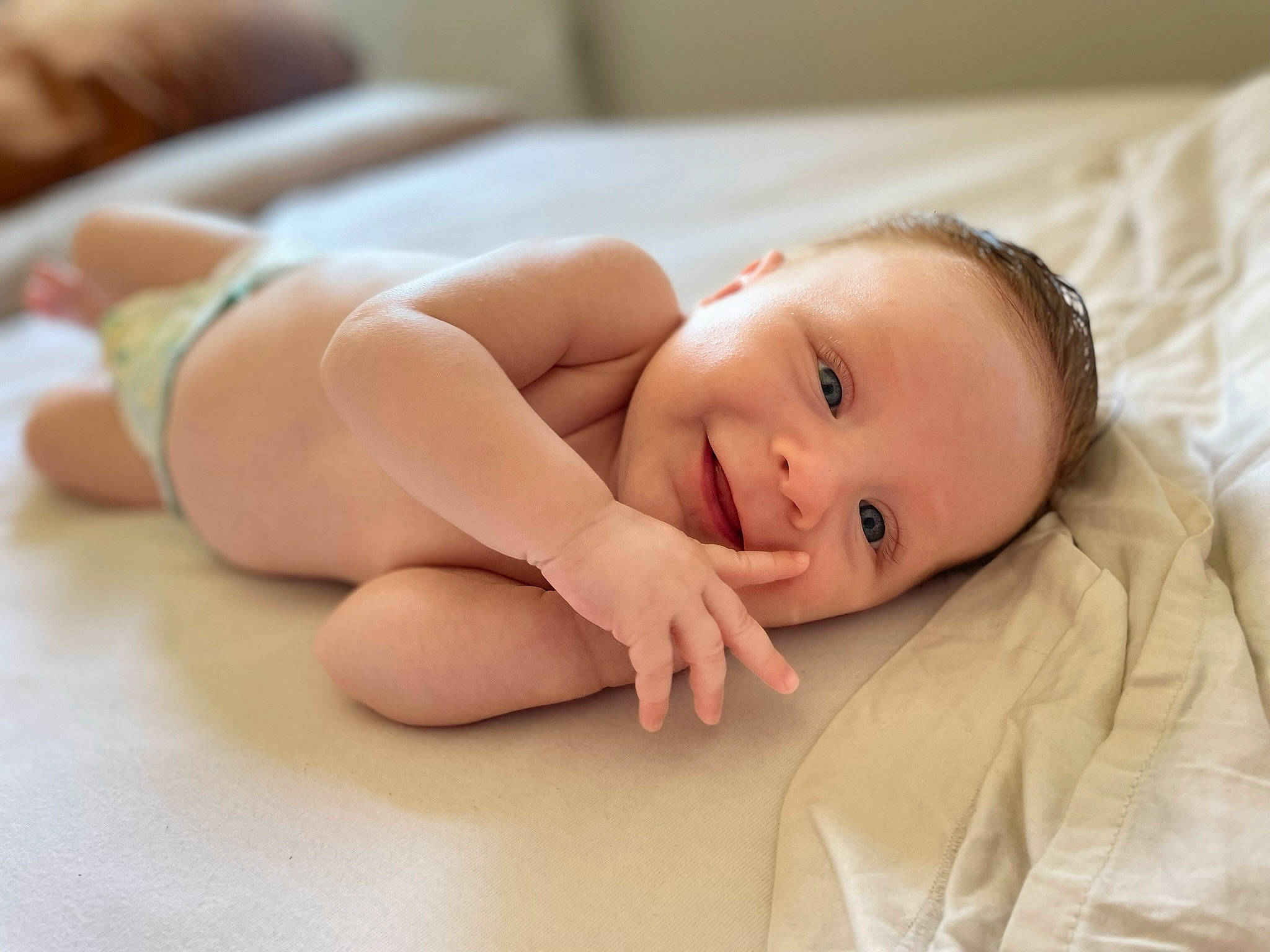 Ghjuvanni a rejoint le concours — aidez-le/la à gagner de superbes lots ! art, baby, baby_toddler_clothing, cheek, child, comfort, eye, face, floor, flooring, foot, hardwood, head, human_body, human_leg, joy, knee, nail, person, skin