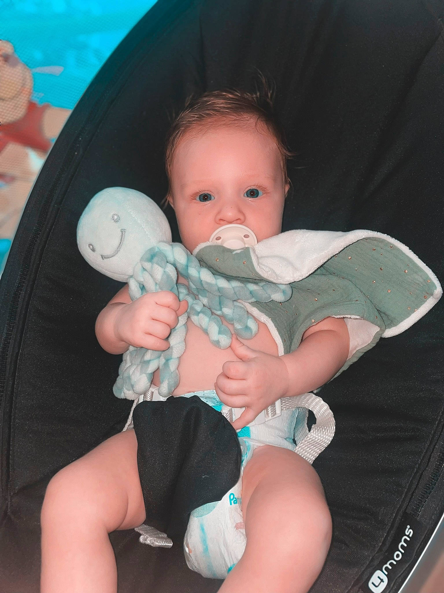 Ghjuvanni a rejoint le concours — aidez-le/la à gagner de superbes lots ! arm, baby, baby_toddler_clothing, cheek, comfort, finger, happy, iris, joint, lap, leg, mouth, nail, neck, person, pink, product, skin, thigh, toddler