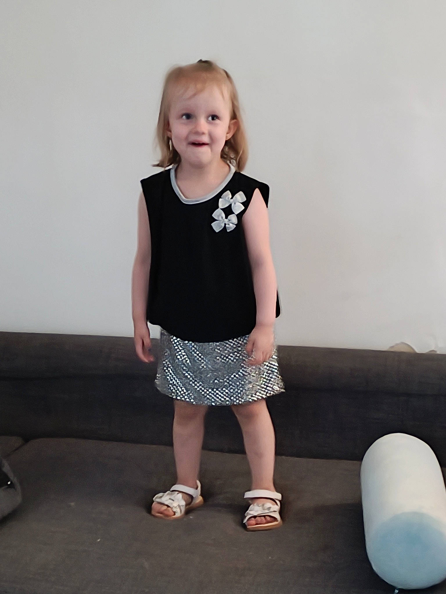 Isabeau a rejoint le concours — aidez-le/la à gagner de superbes lots ! baby_toddler_clothing, child, day_dress, dress, fashion_design, happy, human_leg, joy, knee, pattern, person, sandal, shorts, shoulder, sitting, sleeve, smile, sock, t_shirt, thigh
