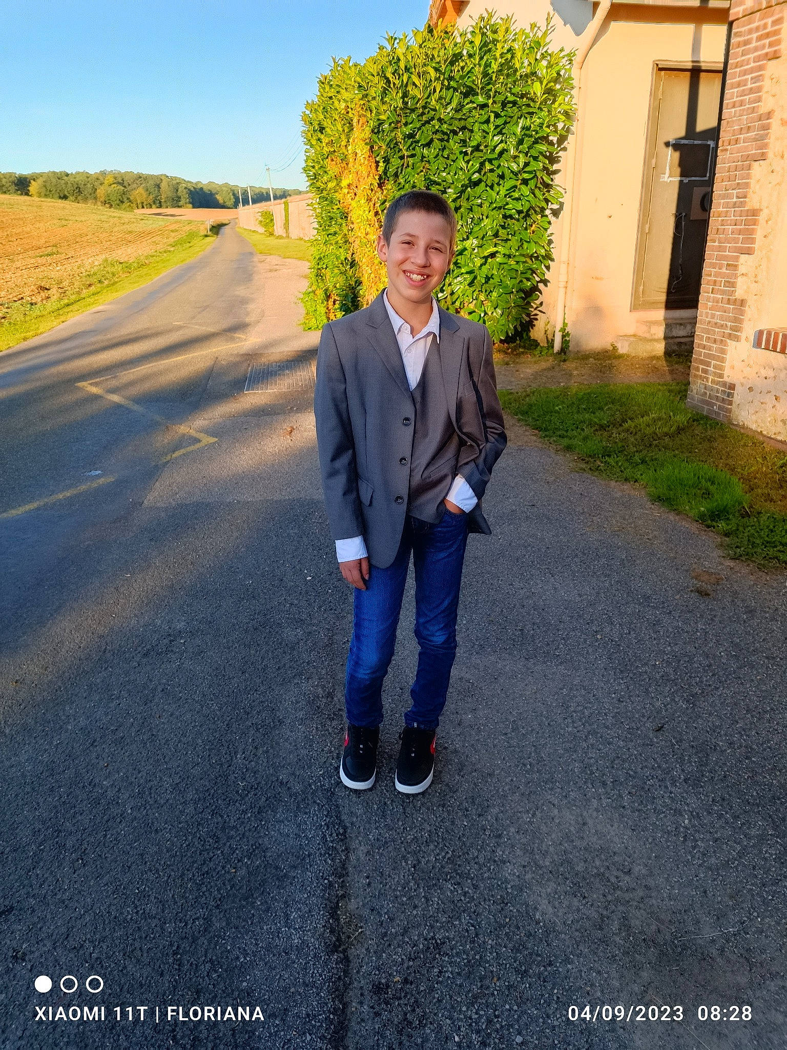 Trystan a rejoint le concours — aidez-le/la à gagner de superbes lots ! asphalt, denim, electric_blue, formal_wear, gesture, grass, grassland, joy, landscape, leisure, line, natural_landscape, people_in_nature, person, plant, road, road_surface, sky, soil, thoroughfare