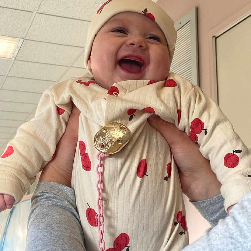 Djaylisse a rejoint le concours — aidez-le/la à gagner de superbes lots ! accessories, baby, baseballcap, cap, clothing, coat, costume, face, happy, hat, head, jacket, jewelry, laughing, lighting, necklace, pants, person, photography, portrait