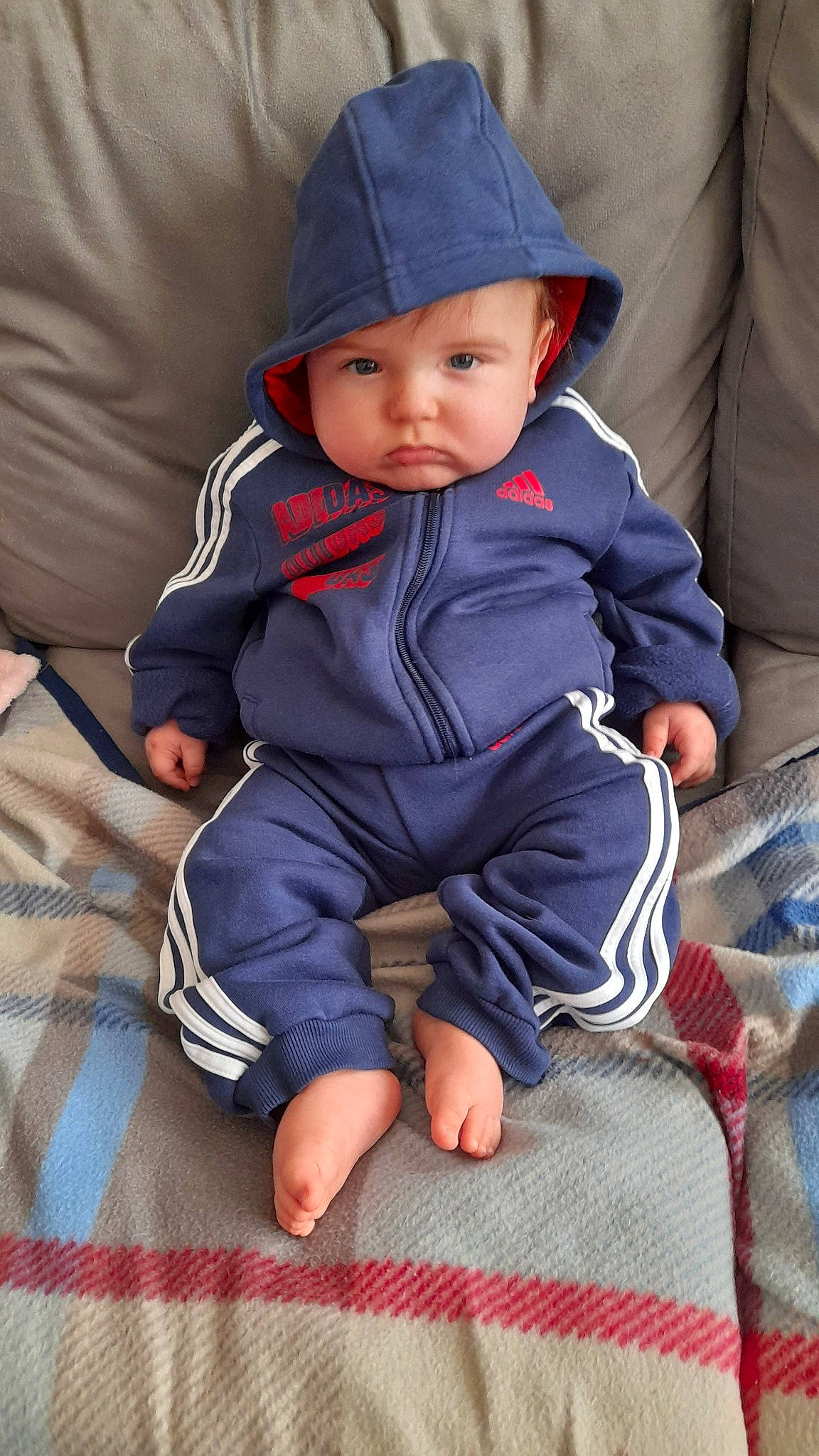 Jayden participe au concours pour gagner de l'argent avec cette photo : baby, baby_products, baby_toddler_clothing, child, headwear, person, product, sitting, skin, toddler