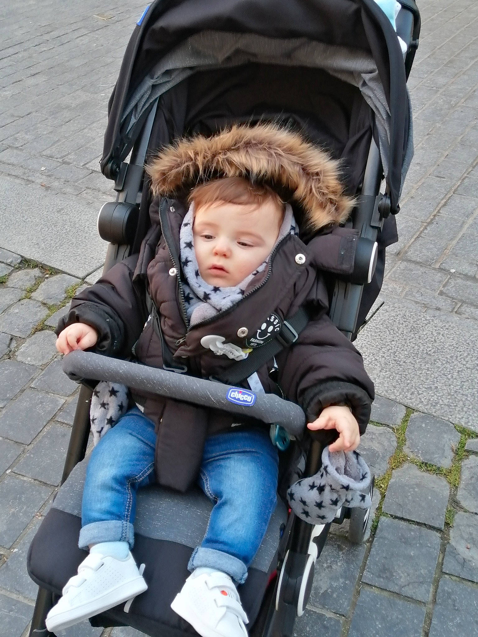 Jayden a rejoint le concours — aidez-le/la à gagner de superbes lots ! baby, baby_carriage, baby_products, baby_safety, baby_toddler_clothing, child, comfort, cool, jacket, lap, nose, outdoor_shoe, person, product, sitting, toddler, walking_shoe