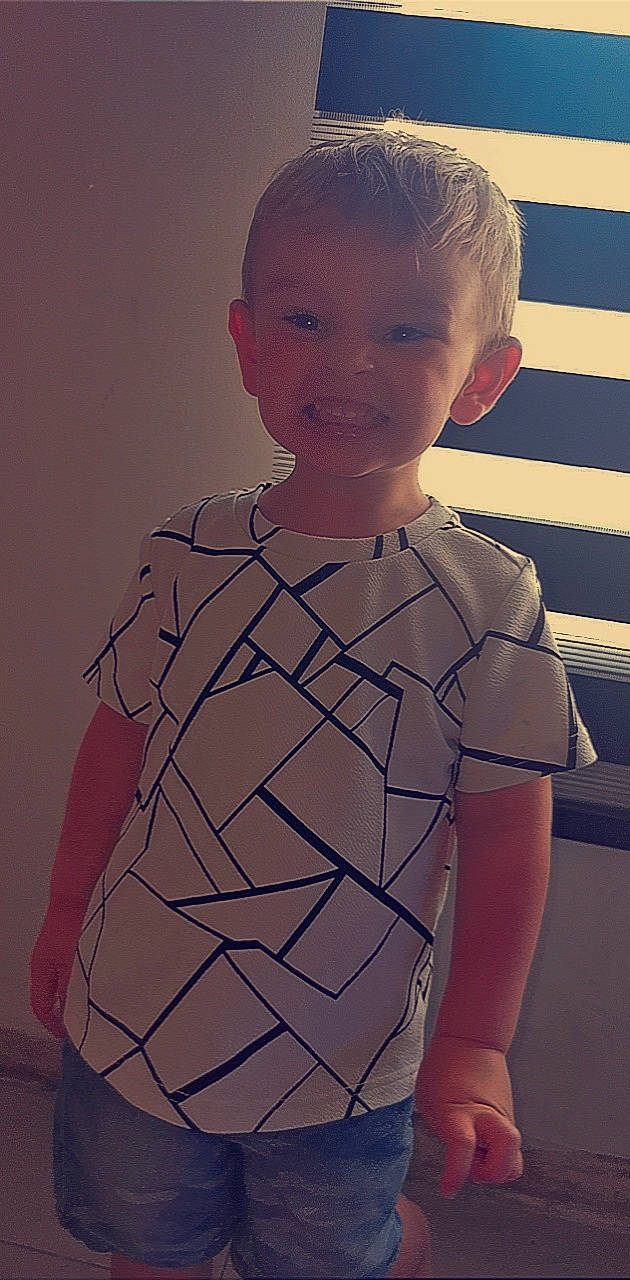 Mao participe au concours pour gagner de l'argent avec cette photo : chest, chin, dress_shirt, fashion_design, forehead, hair, hairstyle, head, human_body, joint, lip, neck, pattern, person, shoulder, sleeve, standing, t_shirt, toddler, vintage_clothing