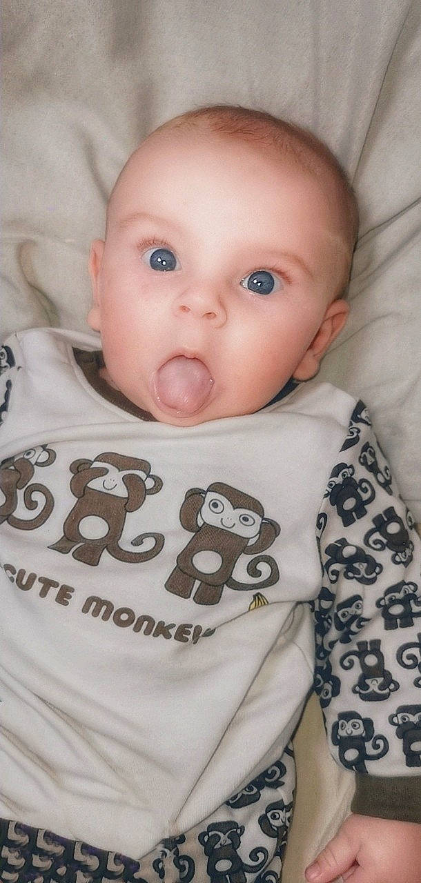 Mao participe au concours pour gagner de l'argent avec cette photo : baby, baby_products, baby_toddler_clothing, cheek, child, eye, face, head, linens, lip, mouth, nose, person, product, skin, sleeve, surprise, t_shirt, toddler