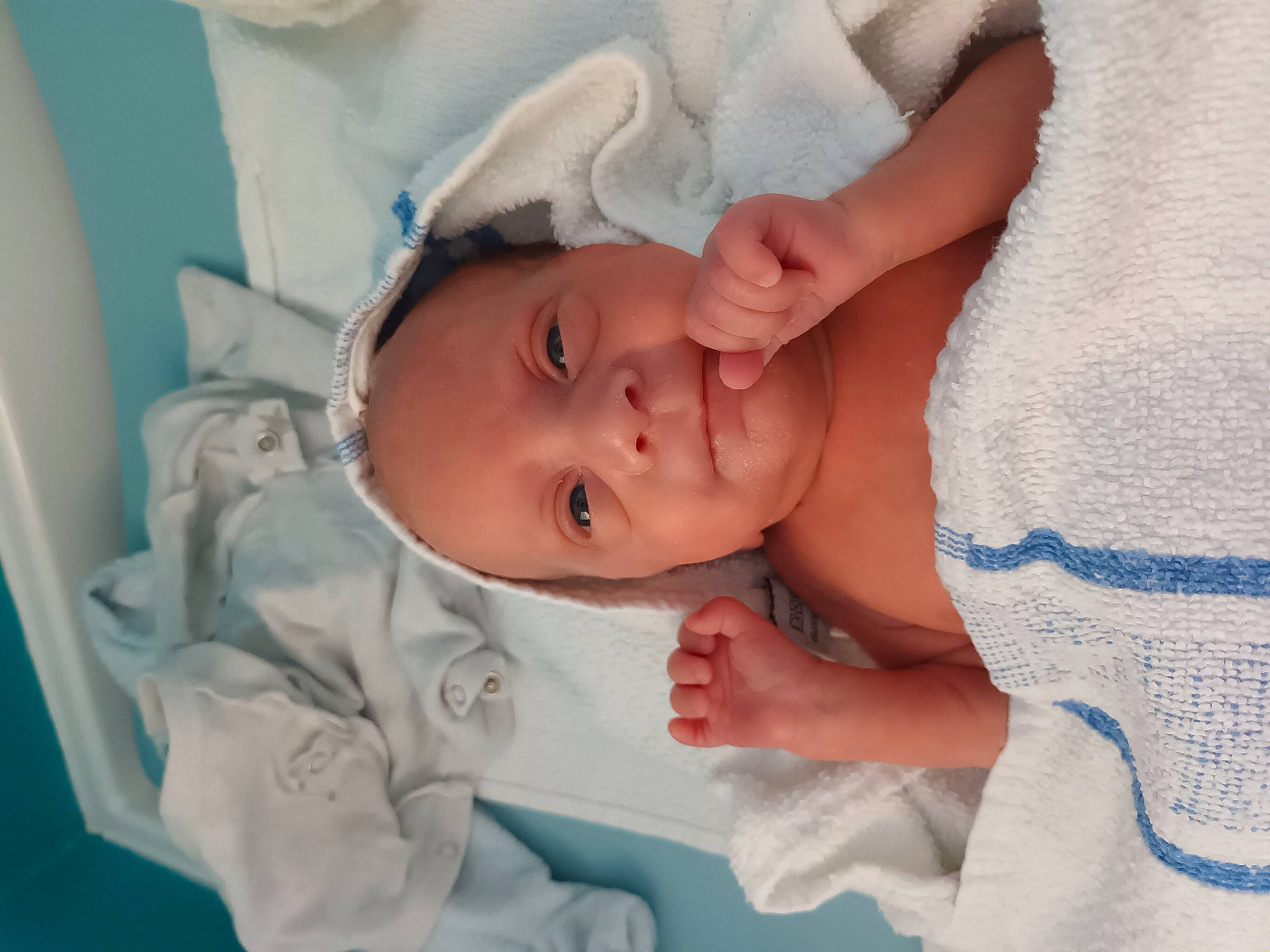 Elyo participe au concours pour gagner de l'argent avec cette photo : azure, baby, baby_products, baby_toddler_clothing, cheek, child, comfort, eye, eyelash, gesture, happy, hat, iris, linens, lip, nose, person, skin, sleeve, smile