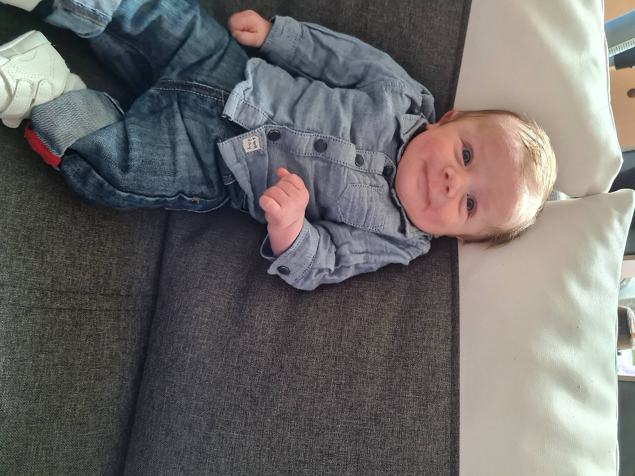 Djulyan a rejoint le concours — aidez-le/la à gagner de superbes lots ! baby, baby_products, baby_toddler_clothing, child, clothing, comfort, couch, denim, flooring, gesture, grey, hand, linens, nap, outerwear, person, sitting, textile, toddler, tree