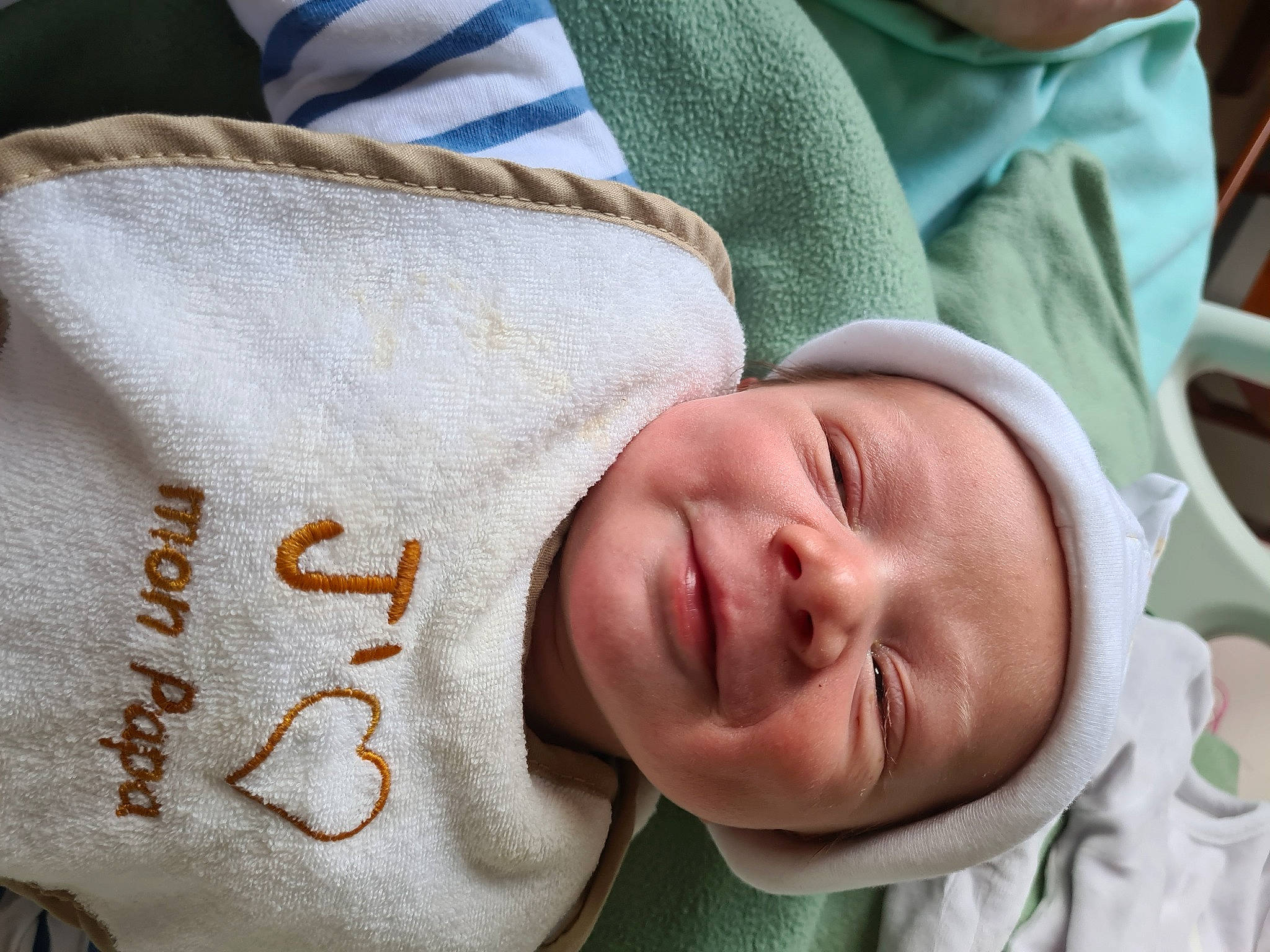 Djulyan participe au concours pour gagner de l'argent avec cette photo : baby, baby_products, baby_sleeping, baby_toddler_clothing, cheek, child, close_up, comfort, hand, happy, headgear, headwear, human_body, linens, lip, nose, person, skin, sleeve, smile