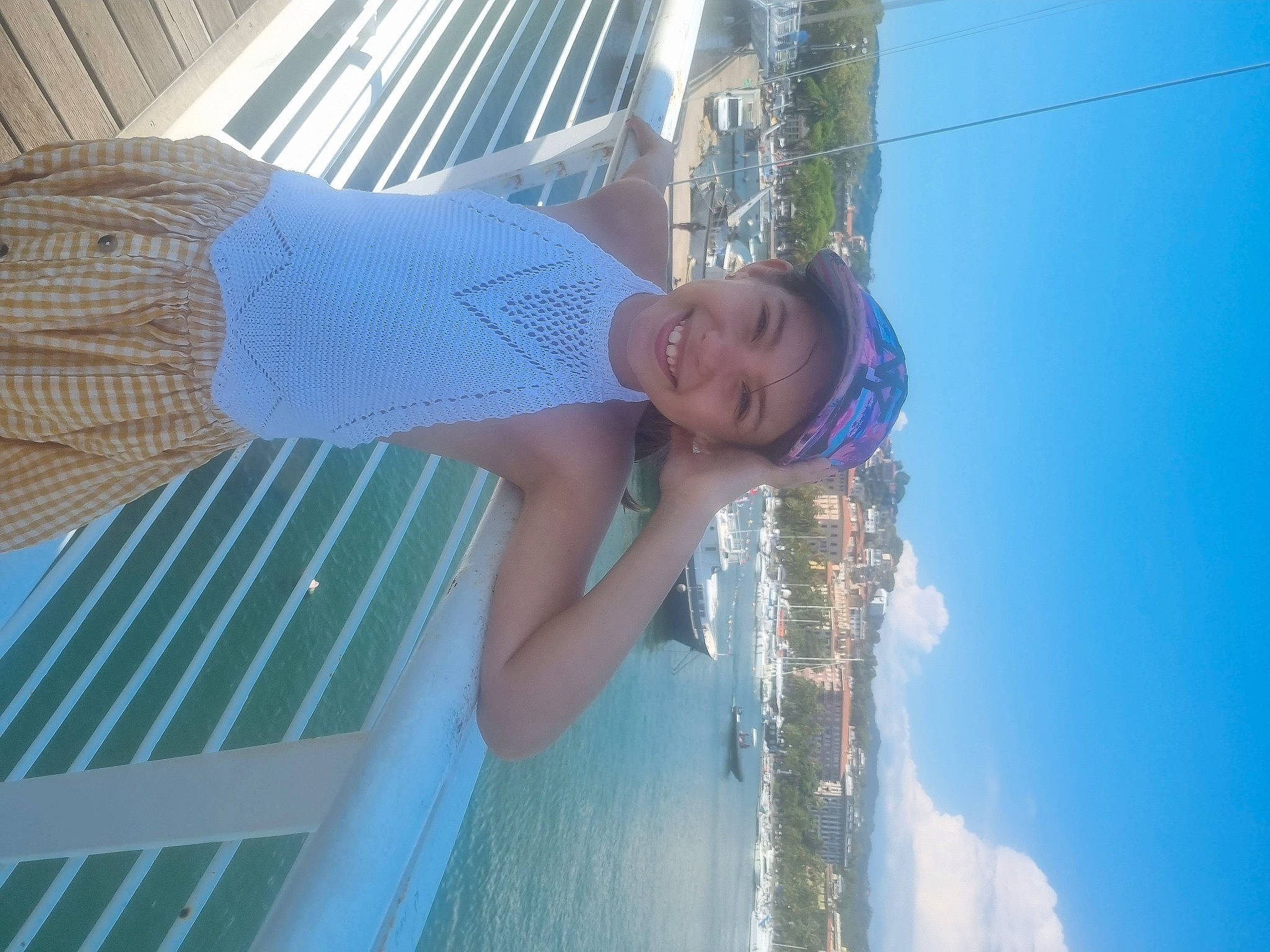 Anaé participe au concours pour gagner de l'argent avec cette photo : azure, blue, cloud, comfort, elbow, electric_blue, fun, happy, headwear, human_leg, joy, leisure, light, pattern, person, recreation, sky, smile, thigh, vacation