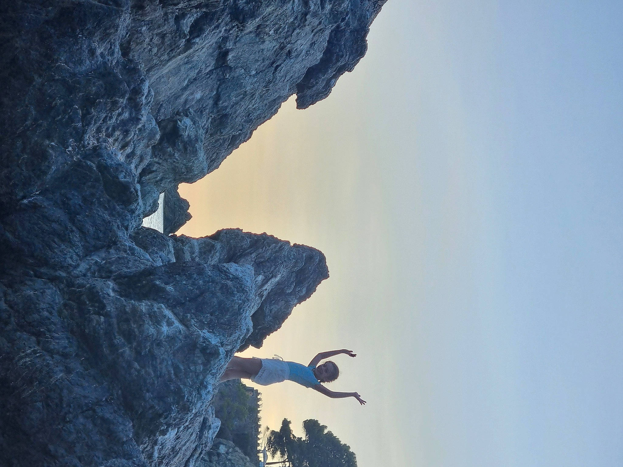 Anaé a rejoint le concours — aidez-le/la à gagner de superbes lots ! adventure, atmosphere, beak, bedrock, cloud, formation, glacial_landform, joy, landscape, mountain, mountain_range, mountainous_landforms, outcrop, person, plant, reflection, rock, shadow, sky, terrain