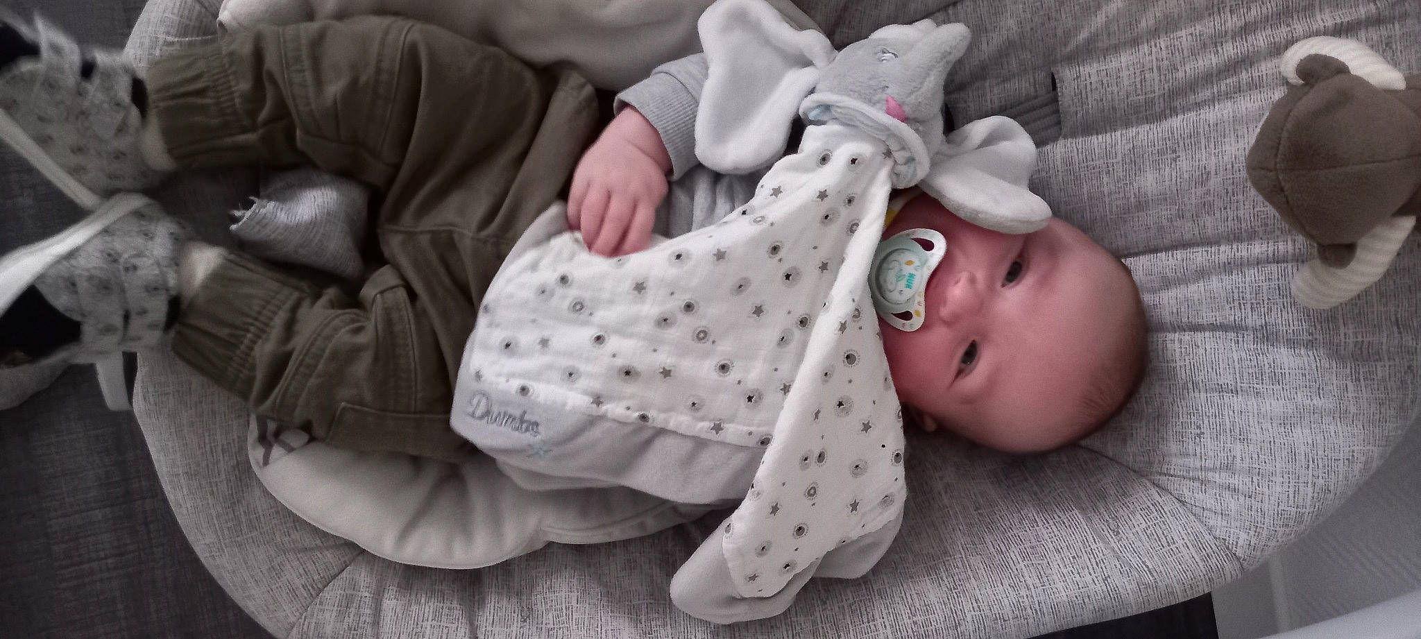 Nèlio participe au concours pour gagner de l'argent avec cette photo : baby, baby_products, baby_safety, baby_sleeping, baby_toddler_clothing, bedtime, child, comfort, grey, linens, monochrome, monochrome_photography, pattern, person, portrait_photography, room, sitting, sleep, sleeve, toddler