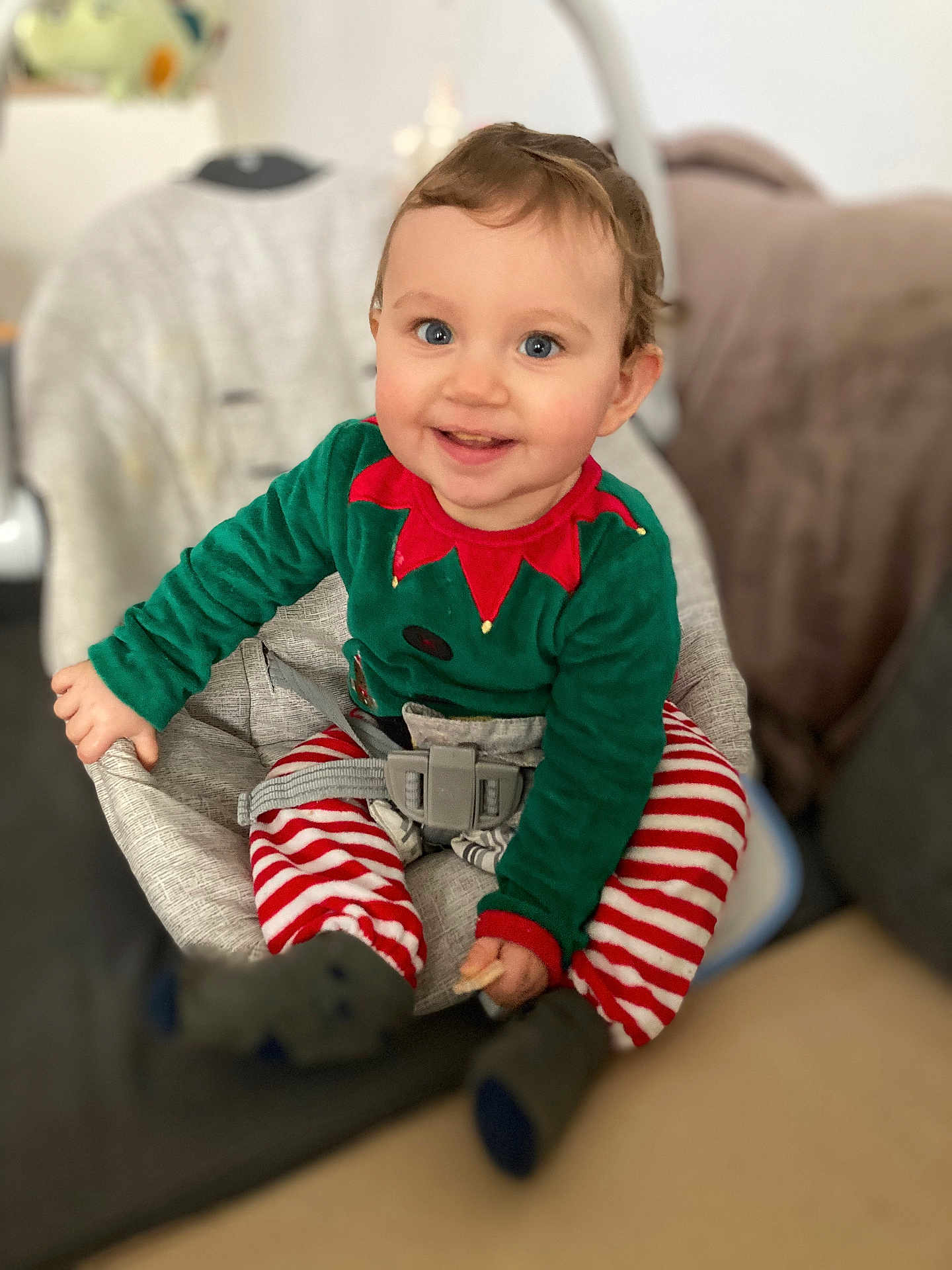 Luana a rejoint le concours — aidez-le/la à gagner de superbes lots ! toddler, child, baby, smiling, happy, blue_eyes, holiday_pajamas, striped_pants, green_top, baby_seat, cushion, indoor, cozy, home, blurred_background, cute, festive, clothing, person, portrait