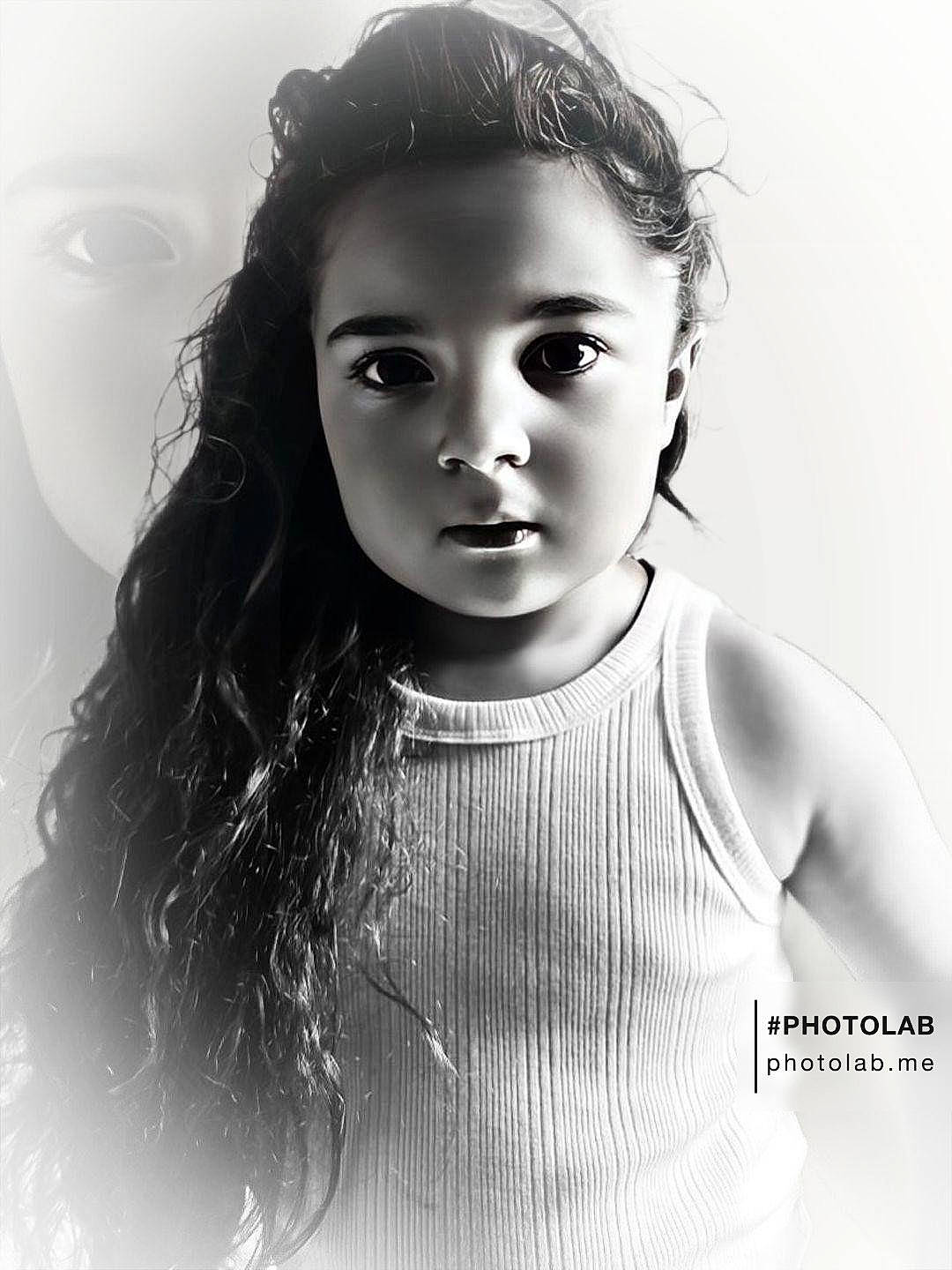 Hope participe au concours pour gagner de l'argent avec cette photo : arm, black_and_white, eye, eyebrow, eyelash, facial_expression, flash_photography, gesture, hairstyle, happy, human_body, iris, lip, neck, nose, person, shoulder, skin, sleeve, standing