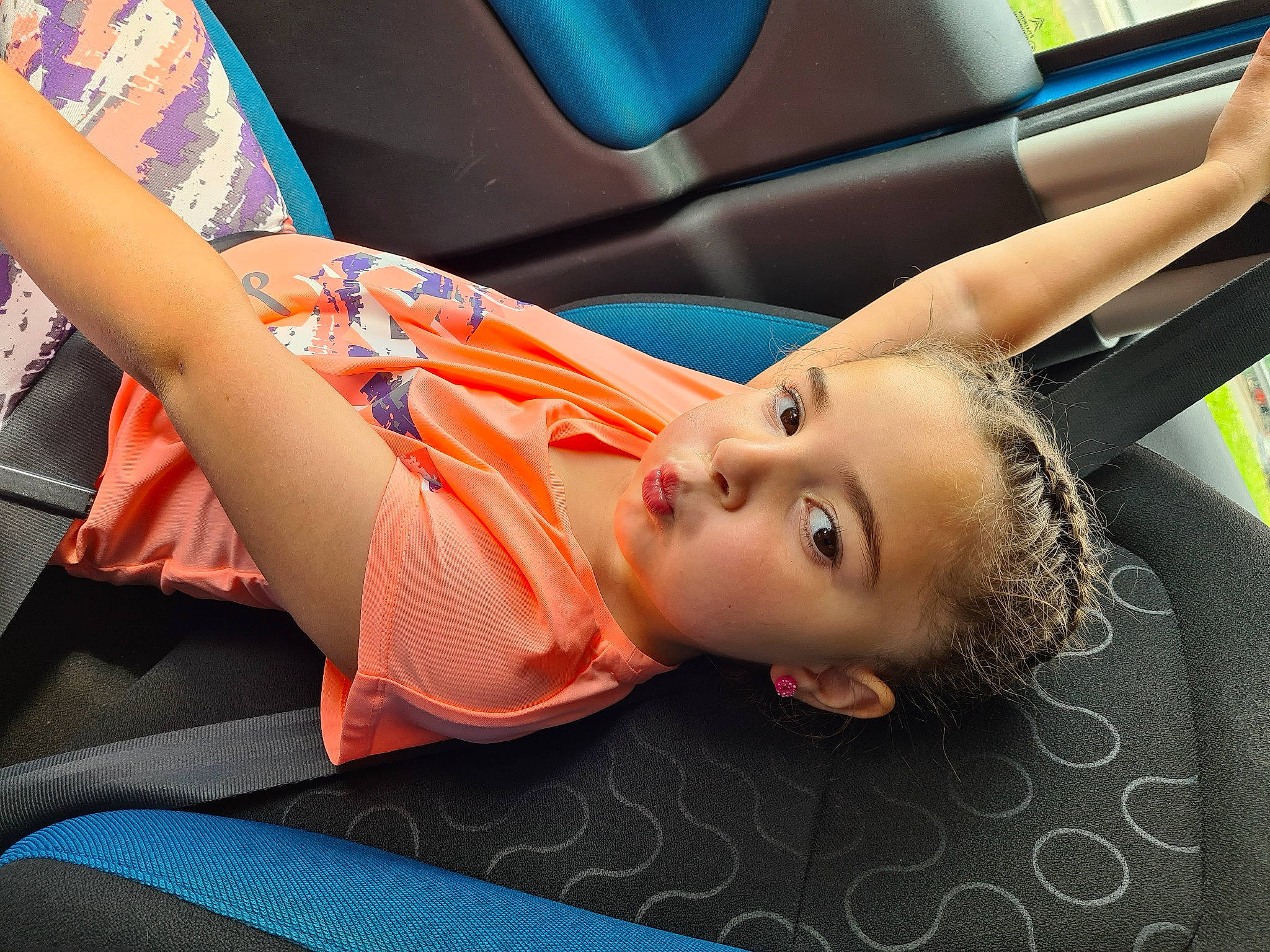 Hope participe au concours pour gagner de l'argent avec cette photo : auto_part, automotive_design, automotive_exterior, baby_products, bumper, car, car_seat, child, family_car, flooring, fun, grass, human_leg, leisure, luxury_vehicle, motor_vehicle, orange, person, sitting, toddler