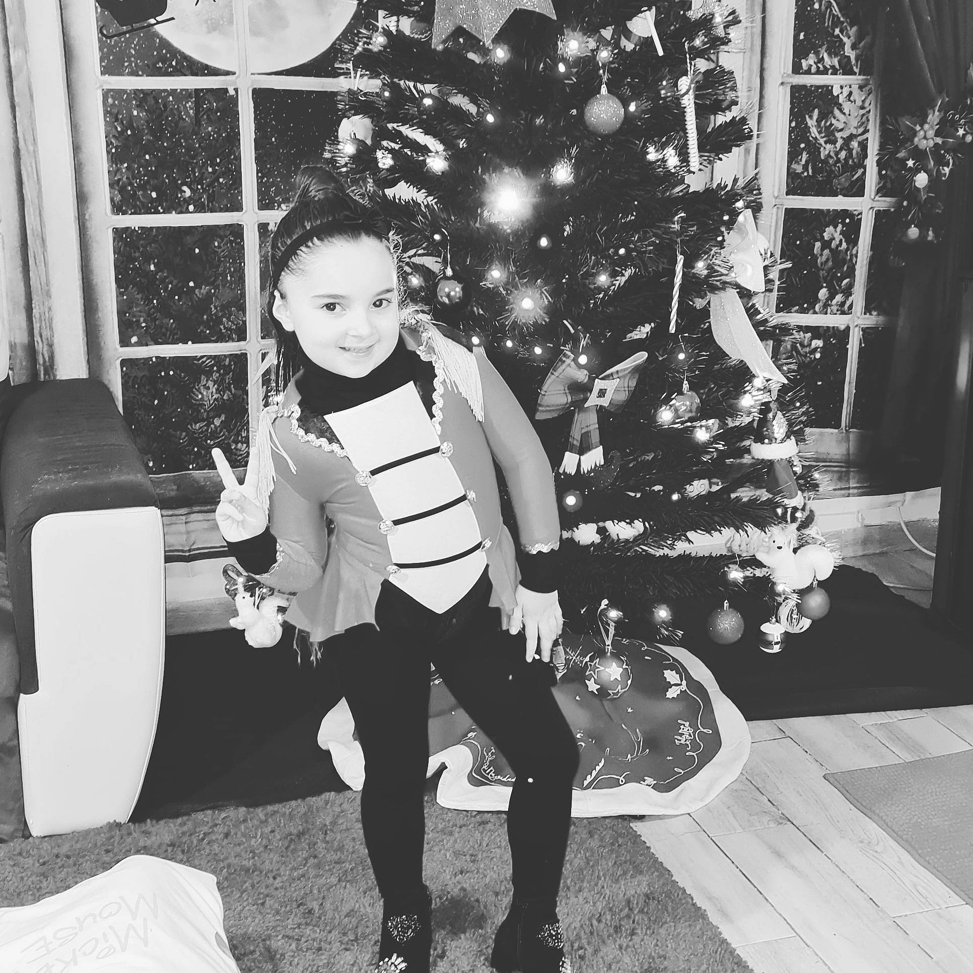 Hope a rejoint le concours — aidez-le/la à gagner de superbes lots ! black, black_and_white, christmas_decoration, christmas_ornament, christmas_tree, curtain, event, flash_photography, fun, happy, holiday, joy, monochrome, monochrome_photography, ornament, person, photograph, snapshot, standing, style