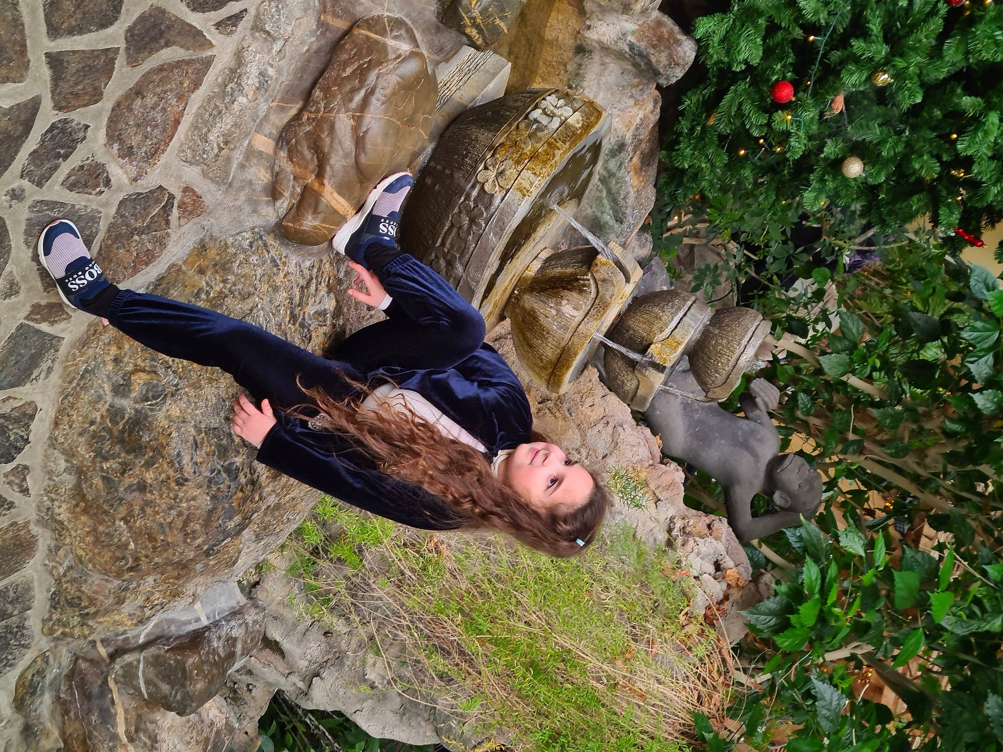 Hope a rejoint le concours — aidez-le/la à gagner de superbes lots ! adventure, bedrock, boot, climbing, fun, grass, joy, landscape, leisure, outcrop, outdoor_shoe, people_in_nature, person, plant, recreation, rock, sitting, soil, sport_climbing, tree