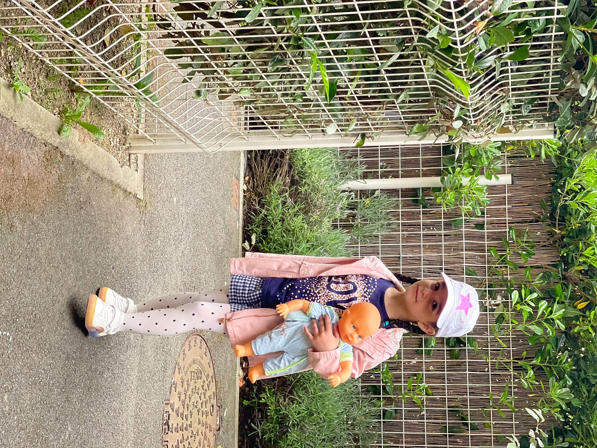 Marie participe au concours pour gagner de l'argent avec cette photo : botany, fun, grass, happy, hat, headwear, joy, leisure, line, people_in_nature, person, plant, sandal, shoe, sitting, tree