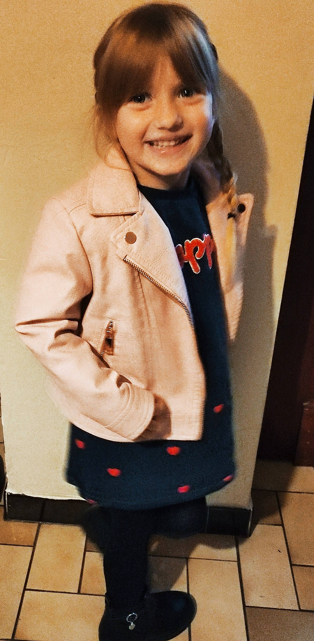 Aria participe au concours pour gagner de l'argent avec cette photo : blazer, button, collar, denim, dress_shirt, fashion, fashion_accessory, formal_wear, gesture, happy, jacket, jewellery, joy, outerwear, person, portrait_photography, sleeve, smile, standing, street_fashion