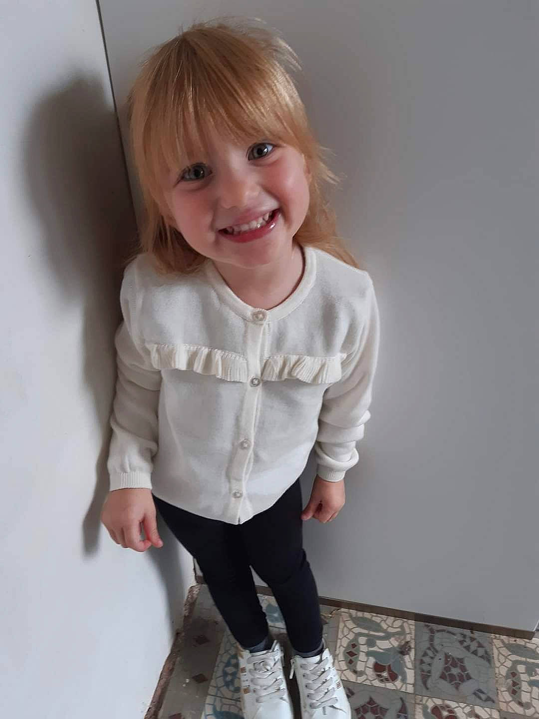 Aria participe au concours pour gagner de l'argent avec cette photo : blond, brown_hair, cheek, clothing, dress_shirt, fashion_design, human_body, human_leg, joint, joy, knee, leg, neck, person, product, sleeve, smile, sportswear, standing, t_shirt