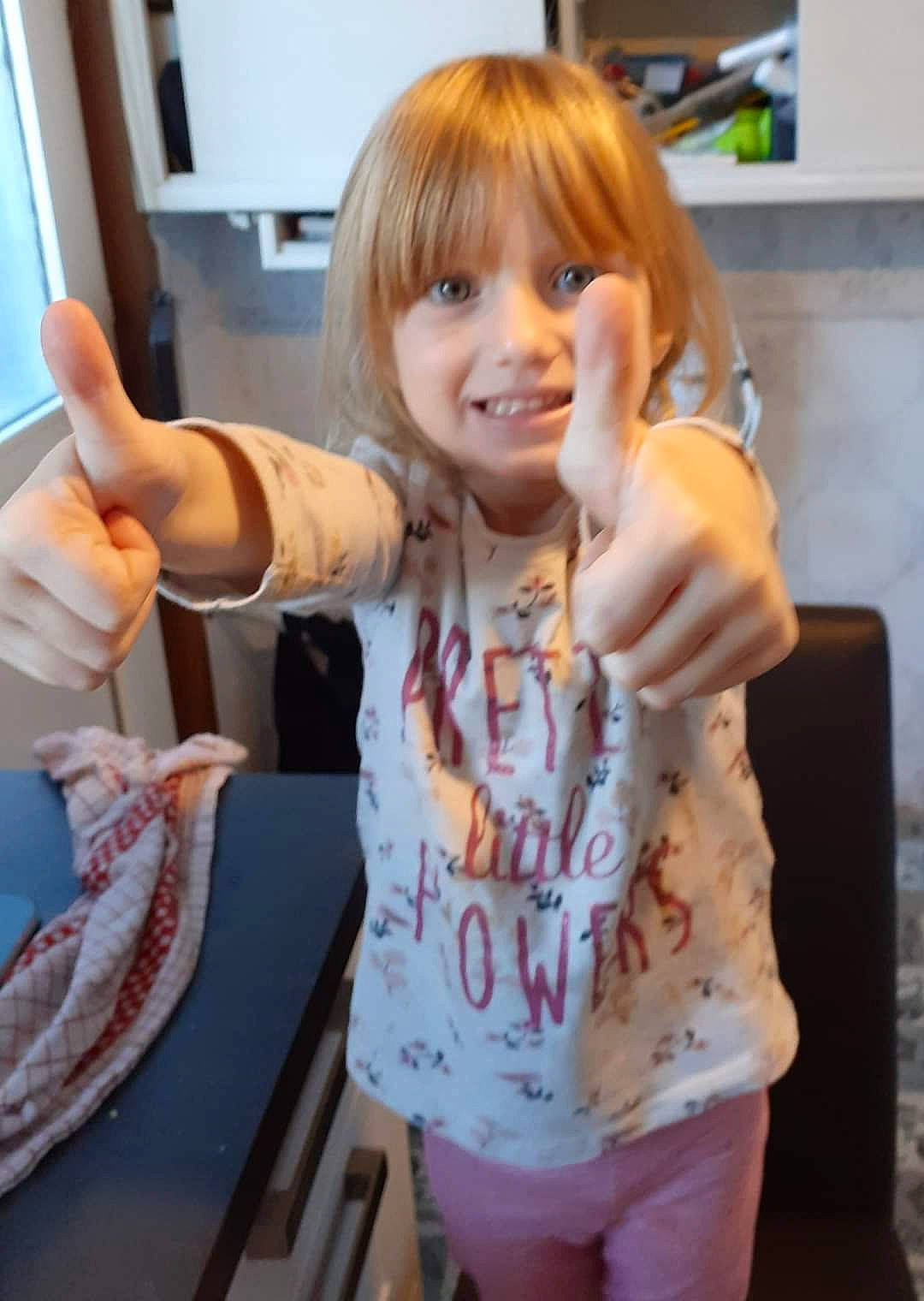 Aria participe au concours pour gagner de l'argent avec cette photo : arm, dress, finger, gesture, hair, hairstyle, hand, happy, head, human_body, joint, joy, muscle, person, pink, shorts, shoulder, sleeve, smile, standing