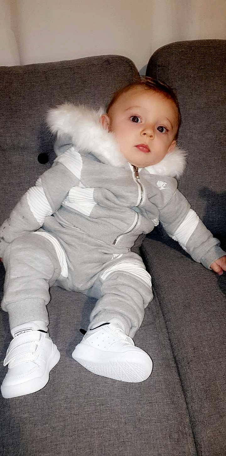 Edzio a rejoint le concours — aidez-le/la à gagner de superbes lots ! baby, cheek, child, fur, leg, outerwear, person, shoe, sitting, skin, toddler, white