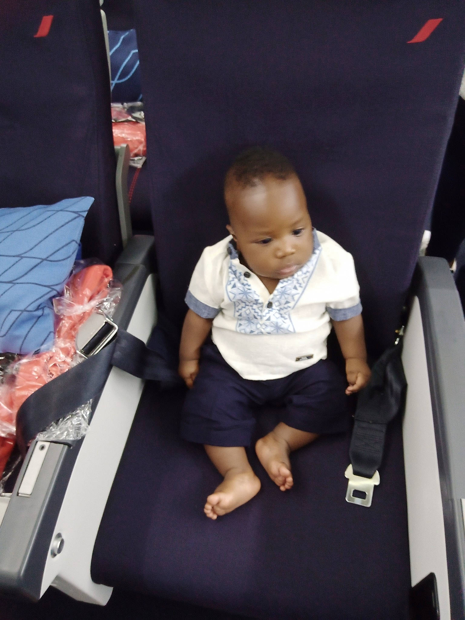 Noah participe au concours pour gagner de l'argent avec cette photo : ankle, baby, baby_products, baby_toddler_clothing, child, comfort, flag, foot, guitar, knee, lap, person, sock, toddler