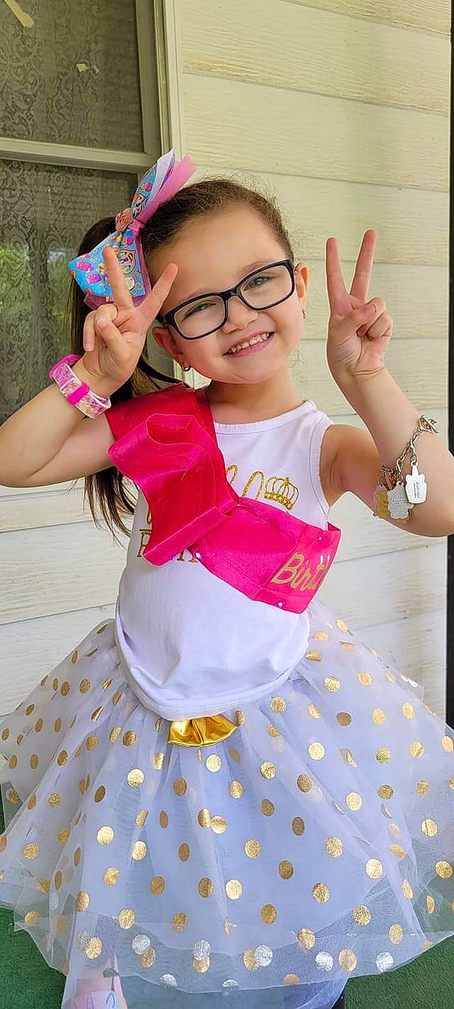 Amorra is registered to the contest to win money with this photo: baby, baby_toddler_clothing, beauty, child, eyewear, fashion_accessory, finger, fun, gesture, happy, joy, leisure, magenta, pattern, person, pink, play, sleeve, smile, thumb