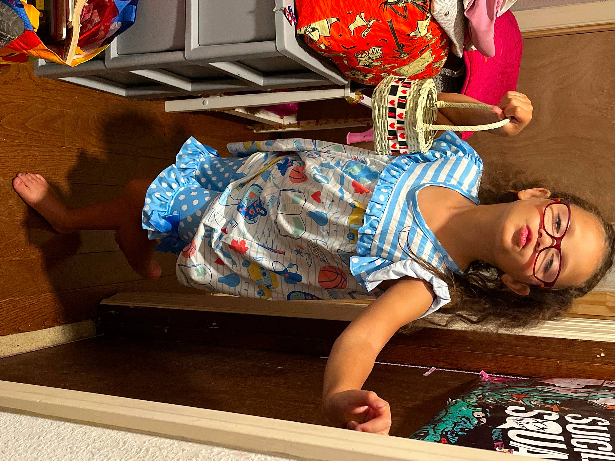 Amorra is registered to the contest to win money with this photo: art, barefoot, cool, dress, eyewear, fashion_accessory, fashion_design, flooring, foot, fun, happy, human_leg, leisure, orange, pattern, person, sandal, sitting, sunglasses, thigh