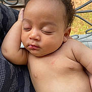 Mao a rejoint le concours — aidez-le/la à gagner de superbes lots ! baby, sleeping, peaceful, curly_hair, skin, infant, arm, face, closed_eyes, relaxation, portrait, closeup, child, human, outdoor, natural_light, comfort, rest, cuteness, necklace