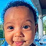 Mao a rejoint le concours — aidez-le/la à gagner de superbes lots ! baby, close_up, smile, drool, curly_hair, face, eyes, outdoor, sunlight, porch, child, infant, happy, cute, skin, clothing, person, expression, blue_sky, daytime