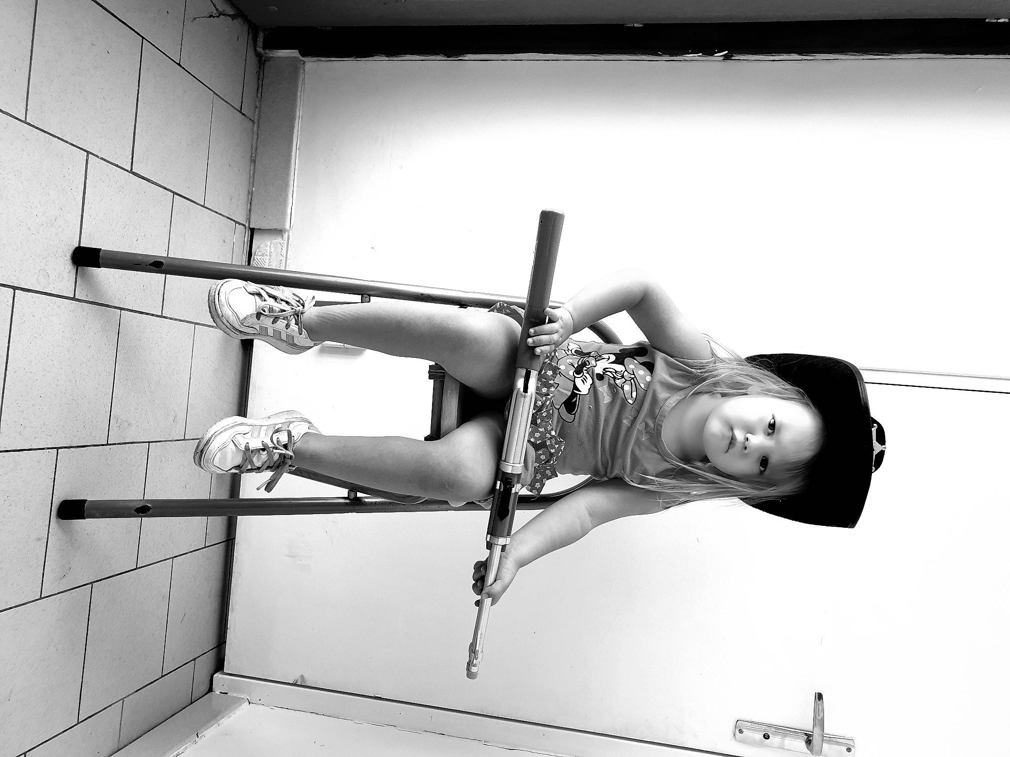 Lena a rejoint le concours — aidez-le/la à gagner de superbes lots ! audio_equipment, balance, black_and_white, elbow, flash_photography, human_leg, machine, monochrome, monochrome_photography, person, physical_fitness, pipe, recreation, room, style, thigh