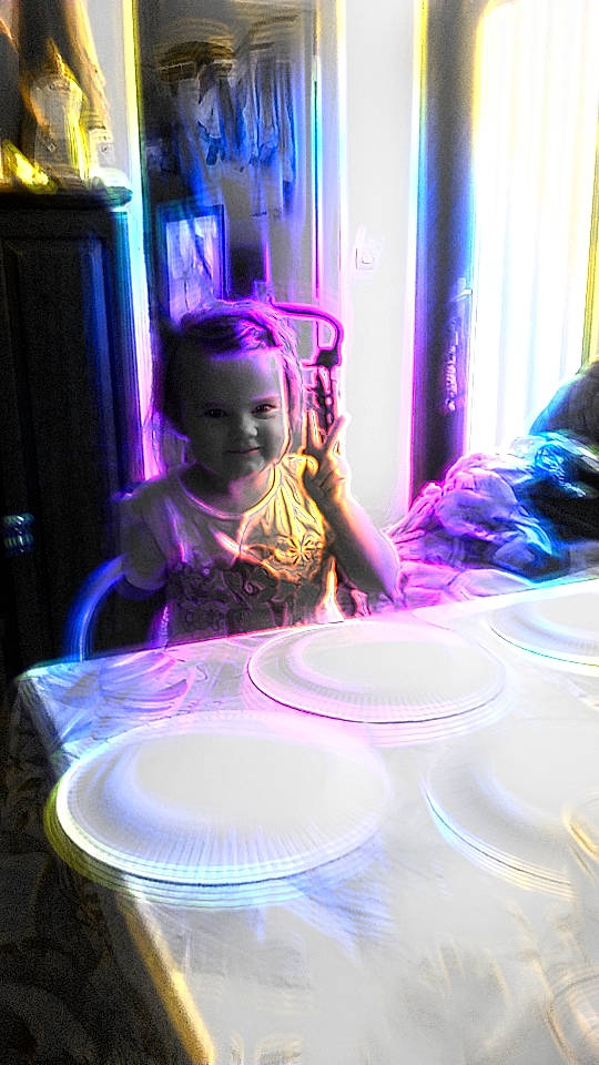 Lena participe au concours pour gagner de l'argent avec cette photo : chair, child, curtain, desk, electric_blue, entertainment, event, fun, leisure, light, magenta, person, purple, recreation, room, t_shirt, table, technology, toddler, violet