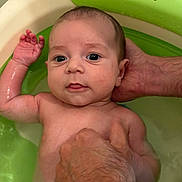 Andréa participe au concours pour gagner de l'argent avec cette photo : baby, infant, bath, water, hands, green, tub, skin, cute, child, person, adult, support, face, head, expression, wet, relax, indoor, closeup