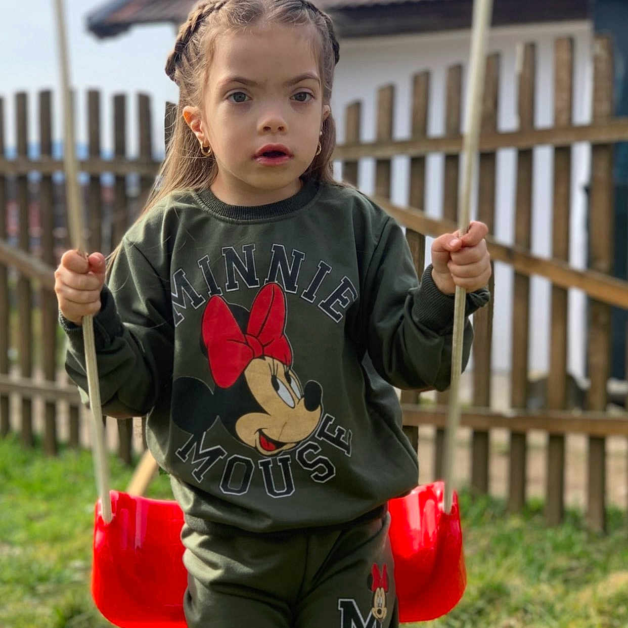 Sheyla a rejoint le concours — aidez-le/la à gagner de superbes lots ! bodypart, child, clothing, face, female, fence, finger, girl, grass, hand, head, nature, outdoors, person, photography, plant, portrait, sleeve, t_shirt, yard