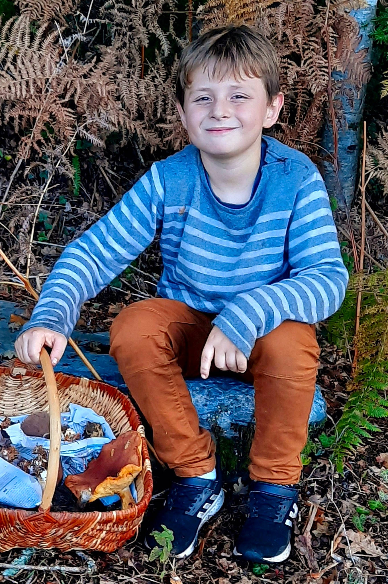 Nao a rejoint le concours — aidez-le/la à gagner de superbes lots ! adaptation, denim, electric_blue, flash_photography, grass, hair, hand, happy, joy, leaf, leg, pattern, people_in_nature, person, plant, shoe, sitting, sleeve, smile, sneakers