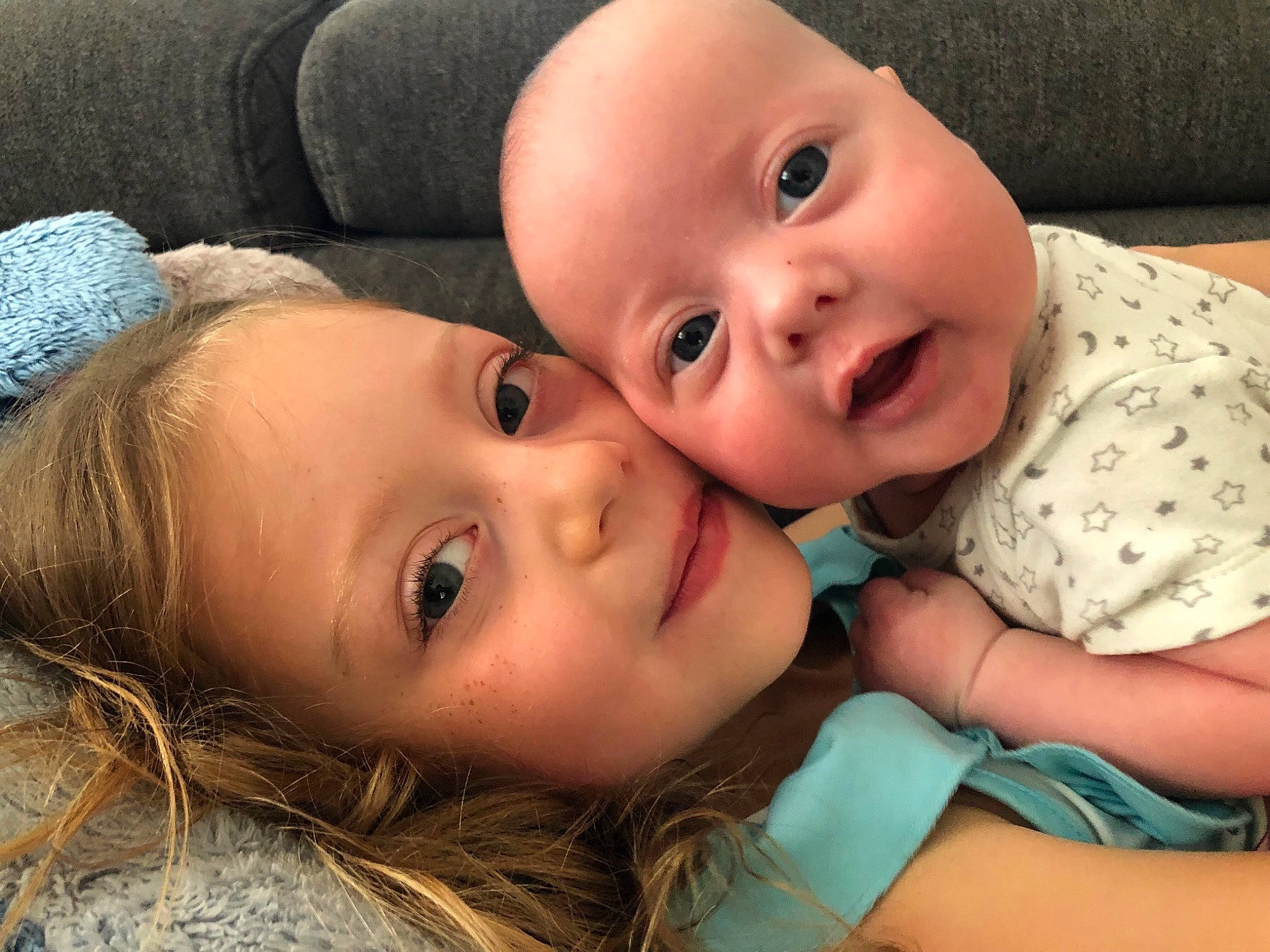 Eden a rejoint le concours — aidez-le/la à gagner de superbes lots ! baby, baby_toddler_clothing, cheek, child, close_up, eyebrow, eyelash, flash_photography, fun, grass, happy, iris, joy, laugh, lip, mouth, neck, nose, person, skin