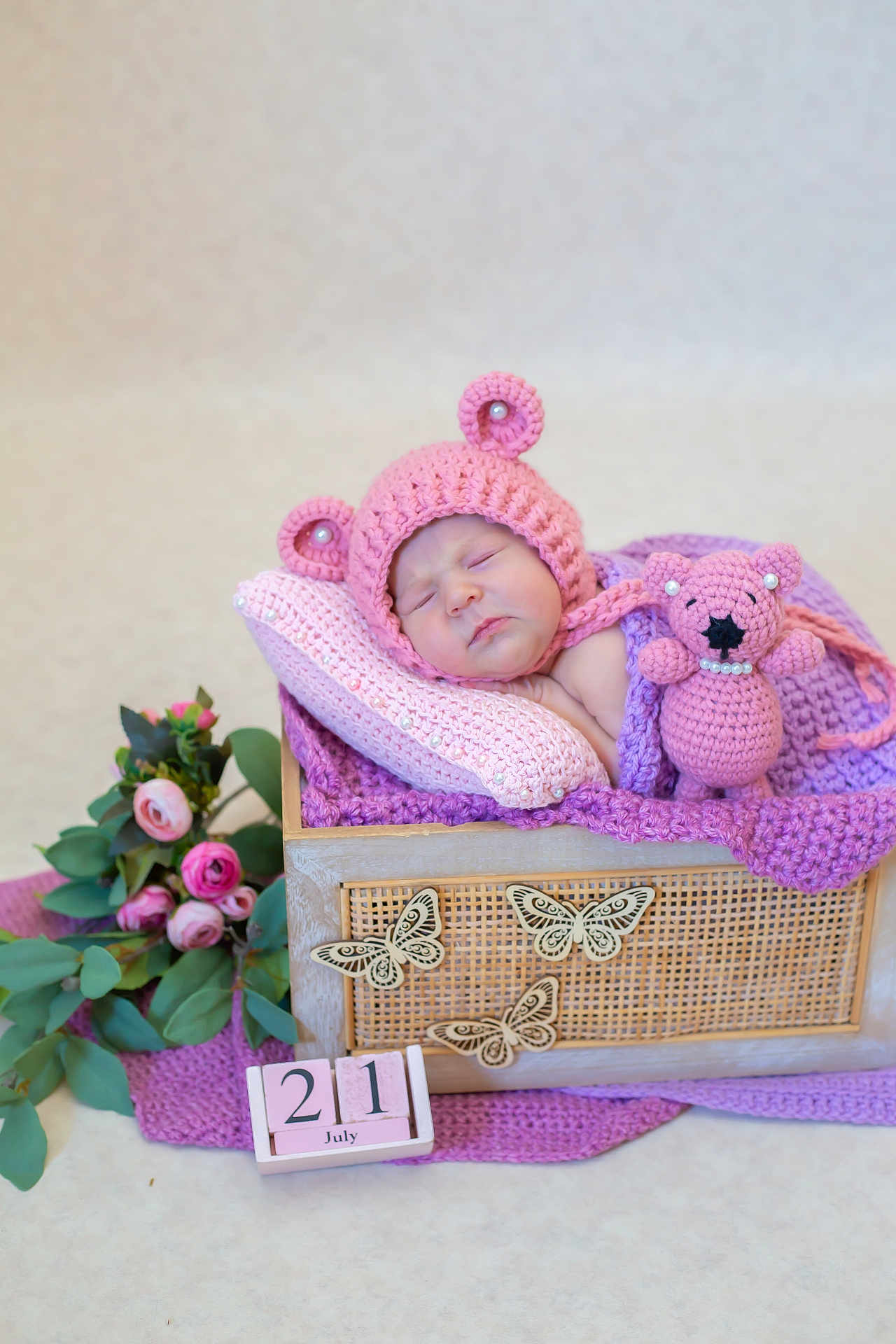 Gloria a rejoint le concours — aidez-le/la à gagner de superbes lots ! baby, sleeping, pink_hat, crochet, basket, blanket, teddy_bear, flowers, wooden_butterflies, cozy, soft_lighting, newborn, cute, decor, portrait, indoor, peaceful, child, knitted, resting