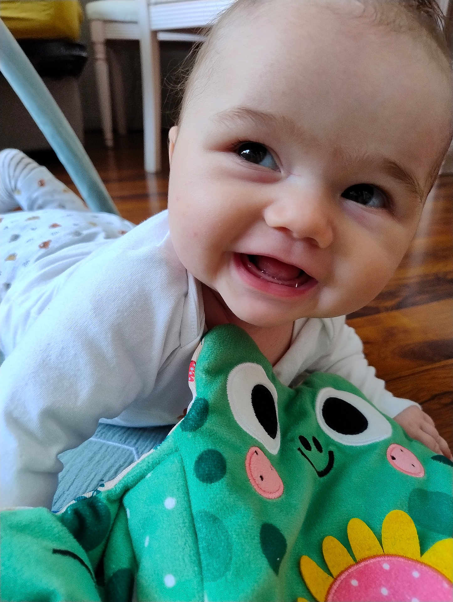 Lenny participe au concours pour gagner de l'argent avec cette photo : baby, smiling, infant, plush_toy, frog_toy, floor, indoors, happy, child, cute, clothing, white_shirt, toy, playtime, face, head, expression, closeup, person, toddler