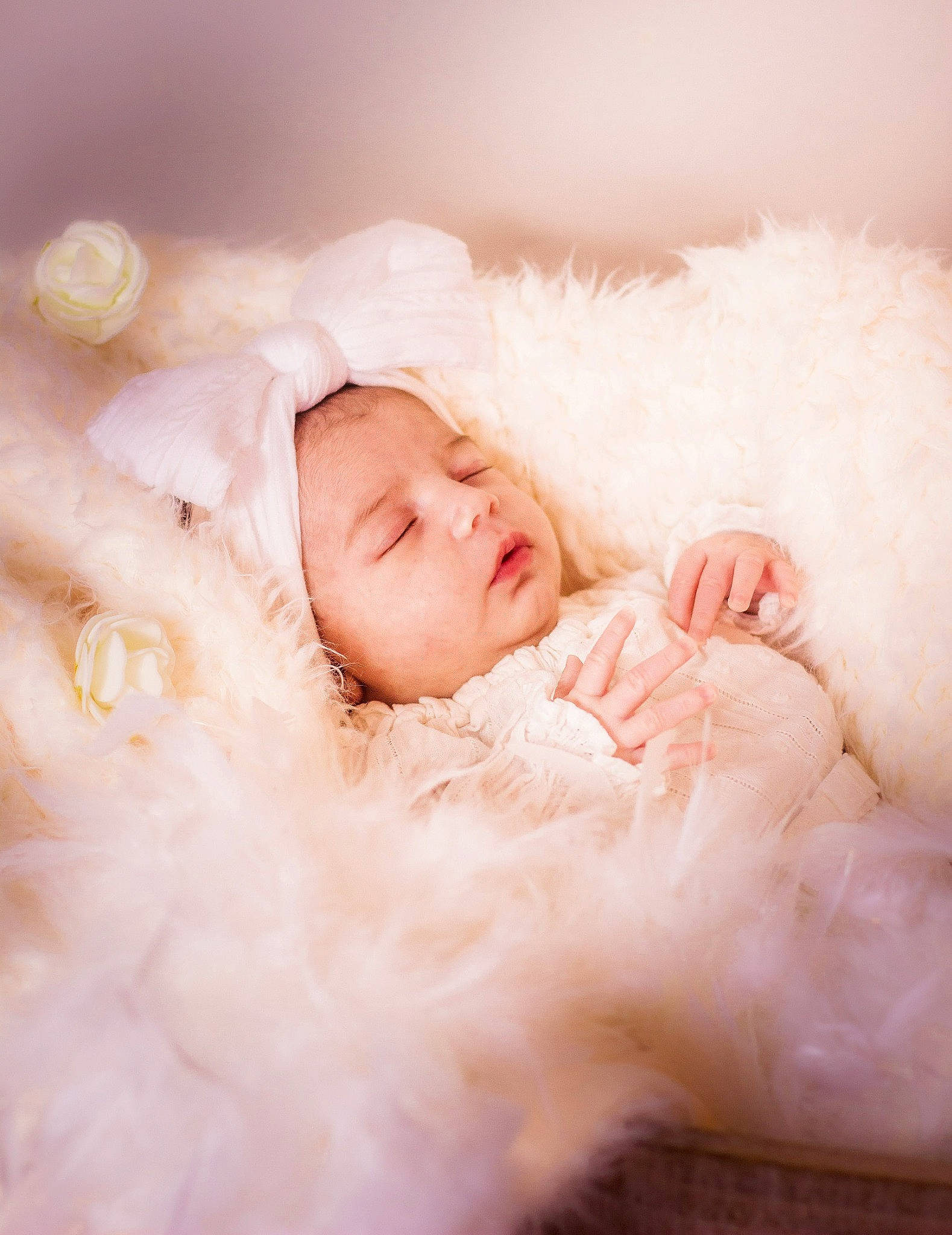 Lizéa a rejoint le concours — aidez-le/la à gagner de superbes lots ! baby, baby_sleeping, baby_toddler_clothing, comfort, embellishment, eyelash, fashion_accessory, flash_photography, fur, grass, happy, hat, head, headwear, linens, peach, person, photo_shoot, portrait, portrait_photography