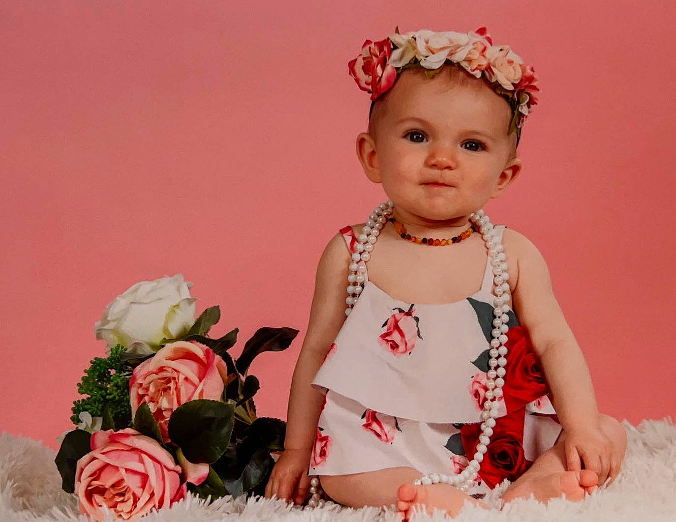 Charlotte a rejoint le concours — aidez-le/la à gagner de superbes lots ! baby, baby_toddler_clothing, child, dress, event, fashion_accessory, flower, flower_arranging, happy, headband, headpiece, hybrid_tea_rose, jewellery, peach, person, petal, pink, rose, skin, sleeve