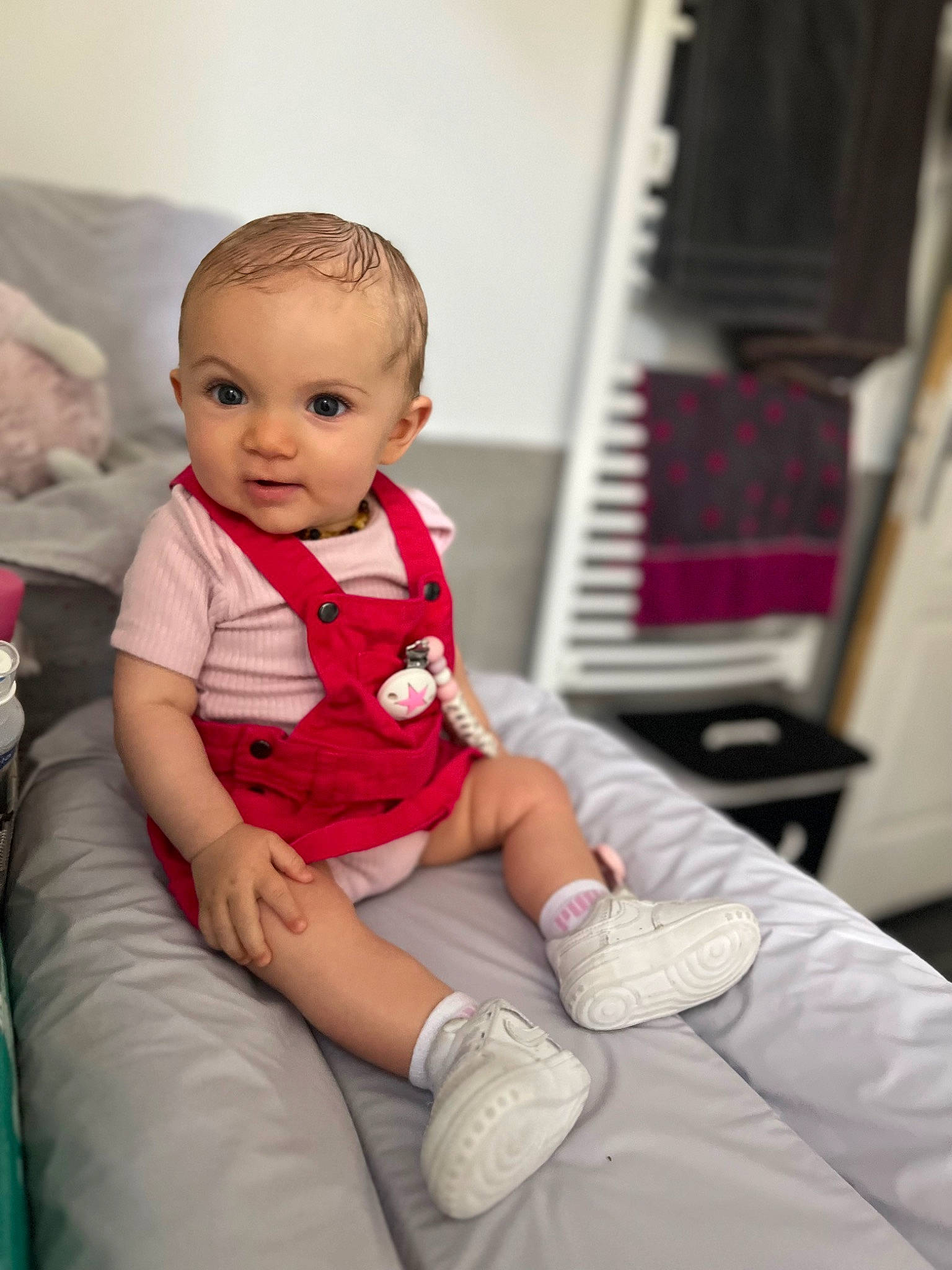 Charlotte a rejoint le concours — aidez-le/la à gagner de superbes lots ! baby, baby_toddler_clothing, carmine, child, comfort, flash_photography, flooring, fun, happy, human_leg, knee, magenta, person, portrait_photography, room, sitting, smile, sock, thigh, toddler